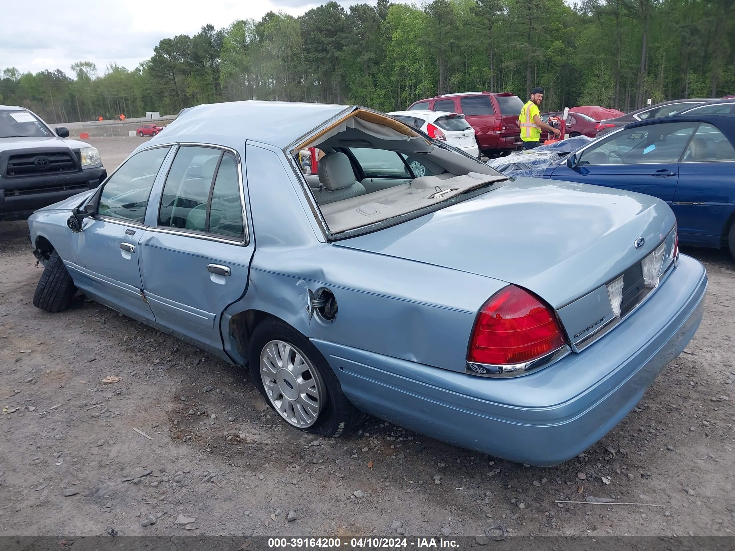 Photo 2 VIN: 2FAFP74W74X112465 - FORD CROWN VICTORIA 