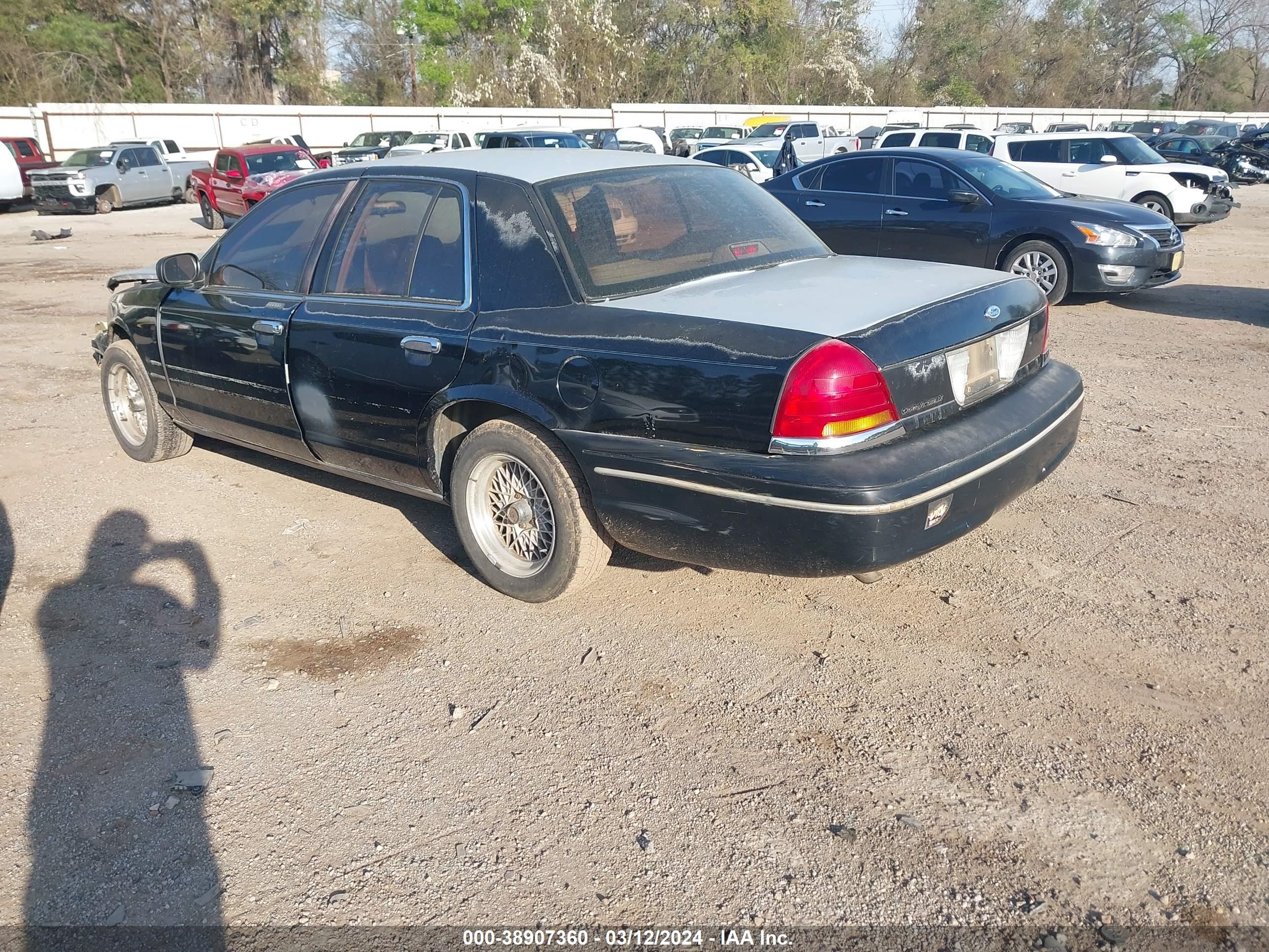 Photo 2 VIN: 2FAFP74W7WX102652 - FORD CROWN VICTORIA 