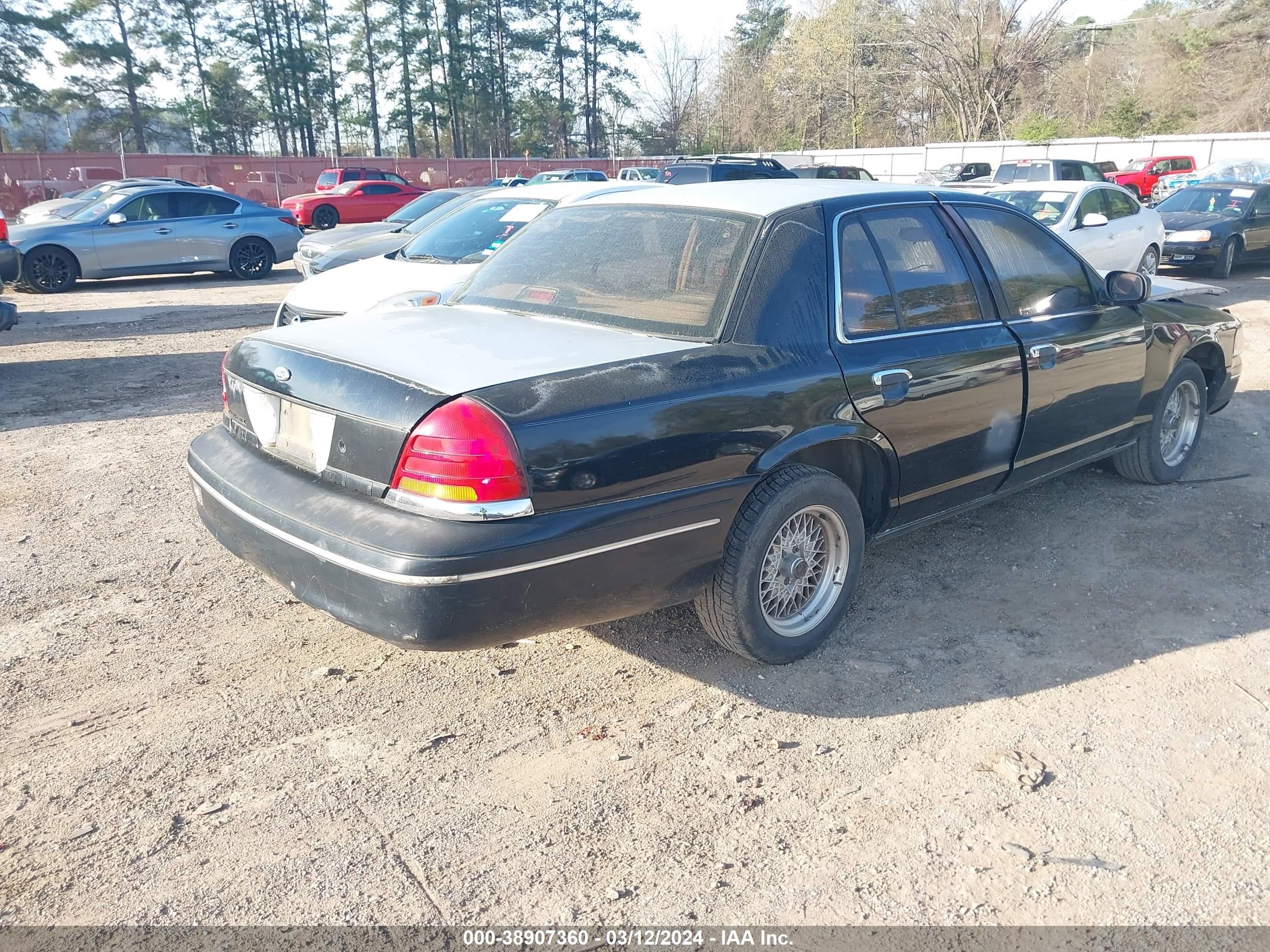 Photo 3 VIN: 2FAFP74W7WX102652 - FORD CROWN VICTORIA 