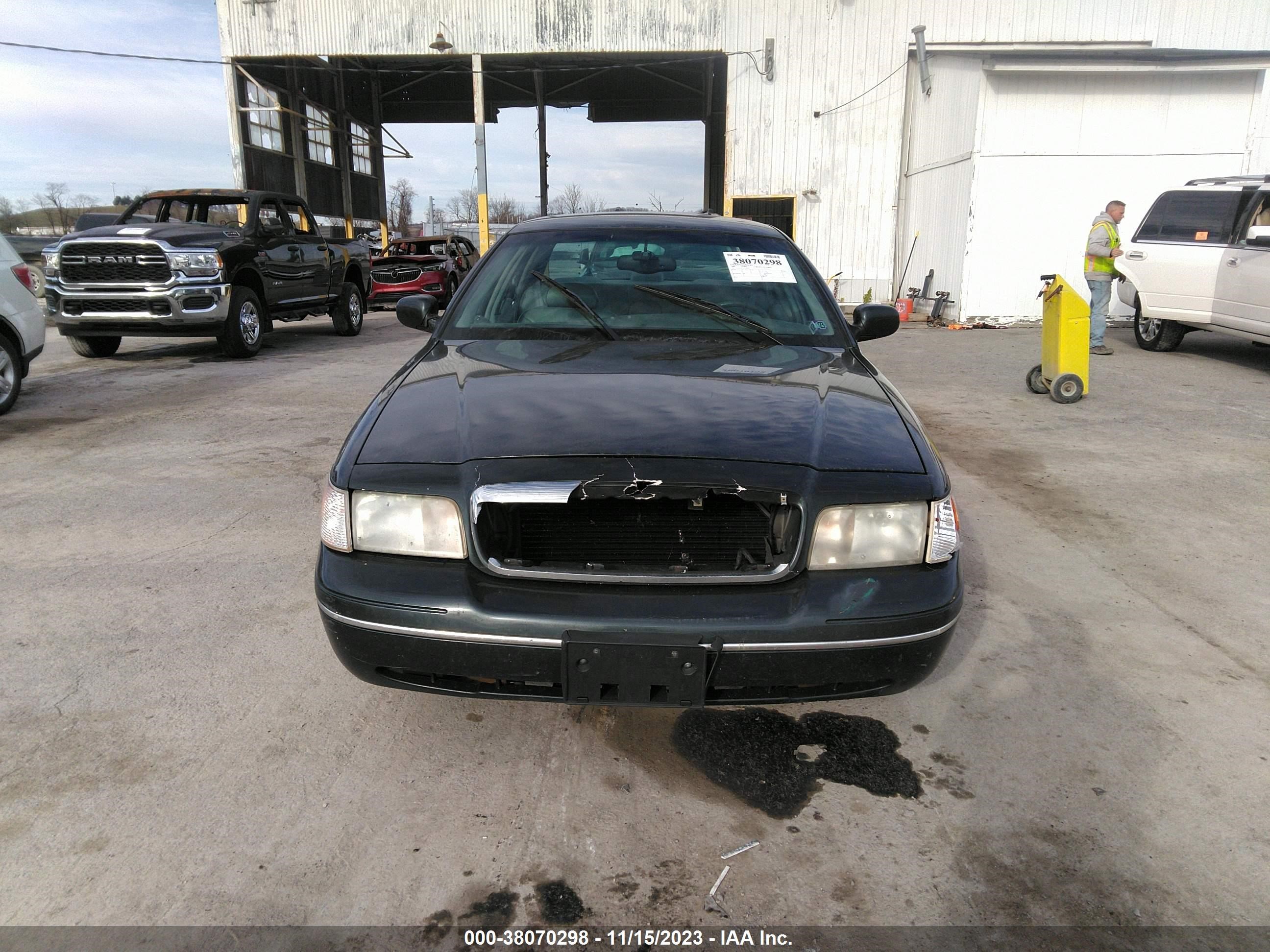 Photo 11 VIN: 2FAFP74W7XX149830 - FORD CROWN VICTORIA 