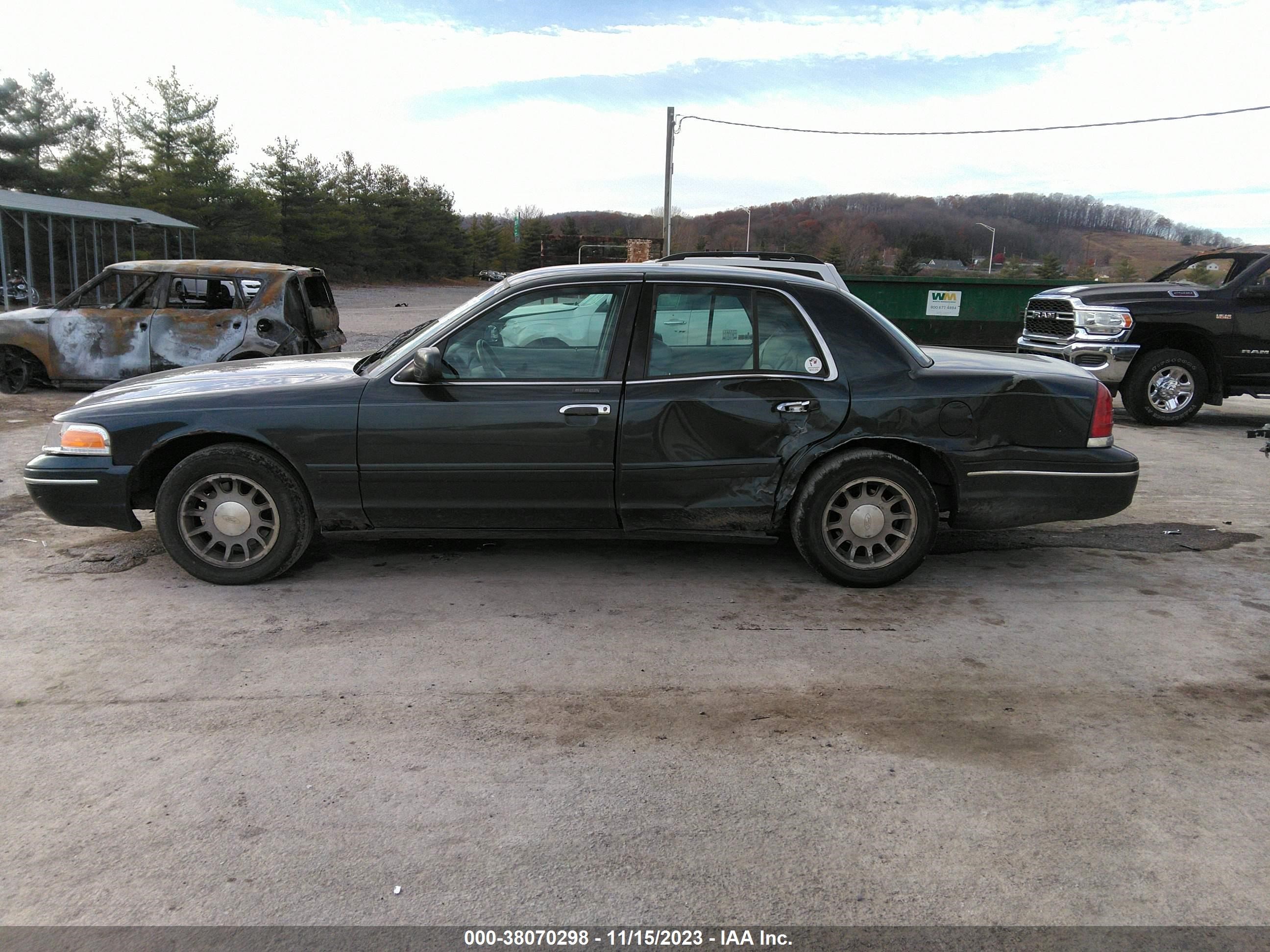 Photo 13 VIN: 2FAFP74W7XX149830 - FORD CROWN VICTORIA 