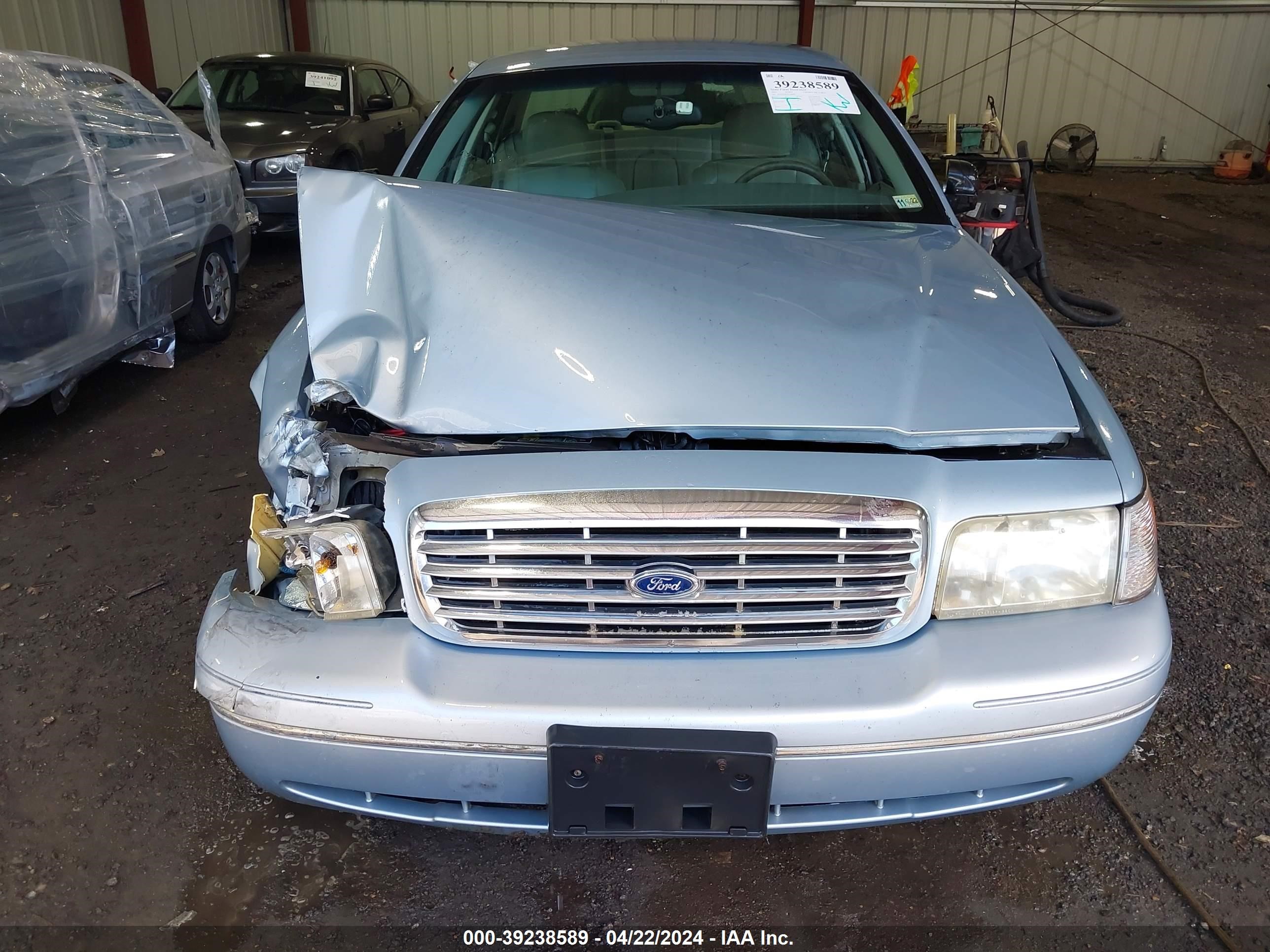 Photo 11 VIN: 2FAFP74W83X188484 - FORD CROWN VICTORIA 