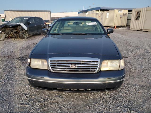 Photo 4 VIN: 2FAFP74W8WX135420 - FORD CROWN VIC 