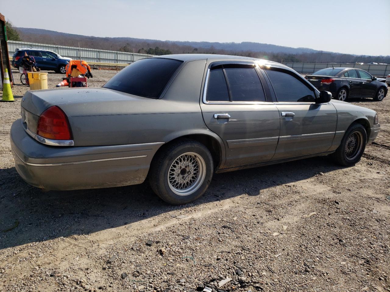 Photo 2 VIN: 2FAFP74W91X117503 - FORD CROWN VICTORIA 