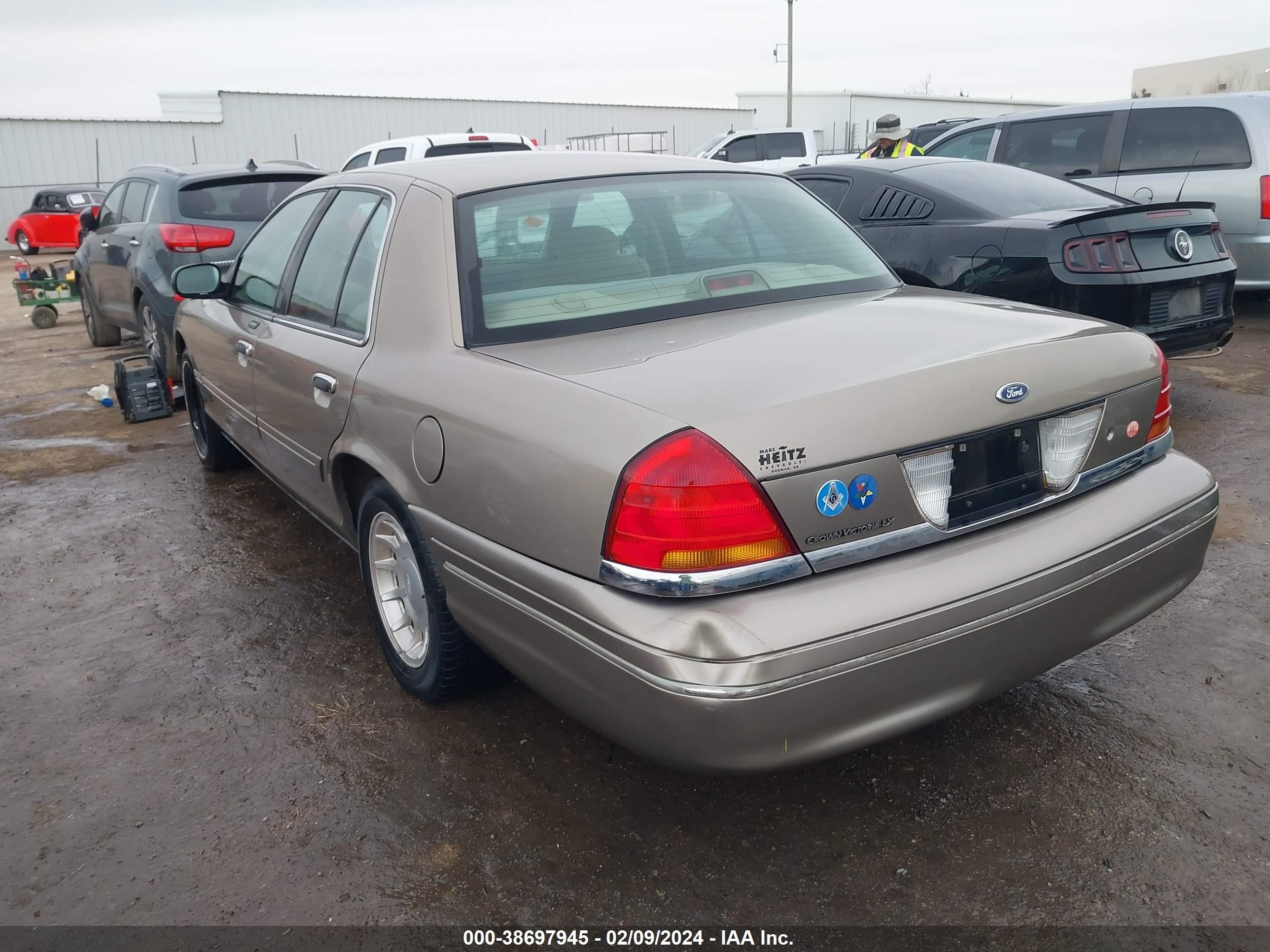 Photo 2 VIN: 2FAFP74W91X139792 - FORD CROWN VICTORIA 