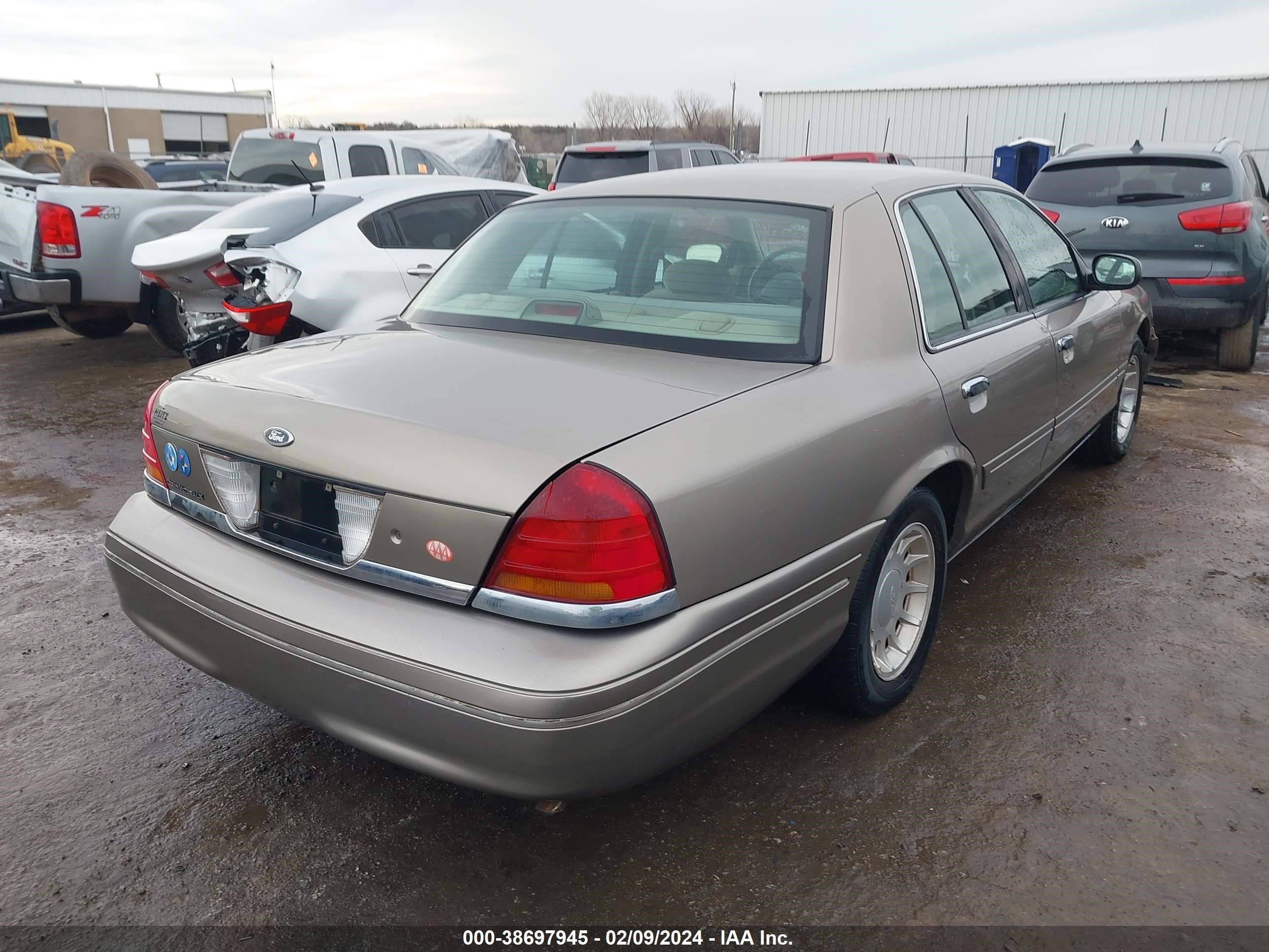 Photo 3 VIN: 2FAFP74W91X139792 - FORD CROWN VICTORIA 