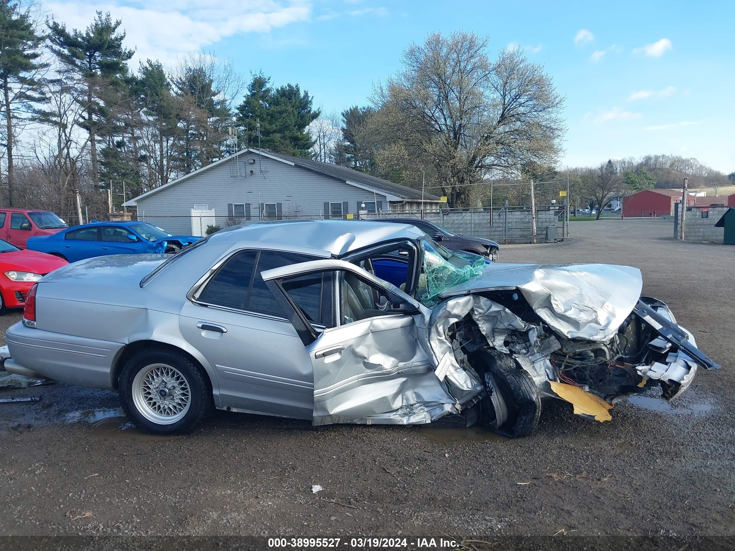 Photo 13 VIN: 2FAFP74W92X153399 - FORD CROWN VICTORIA 