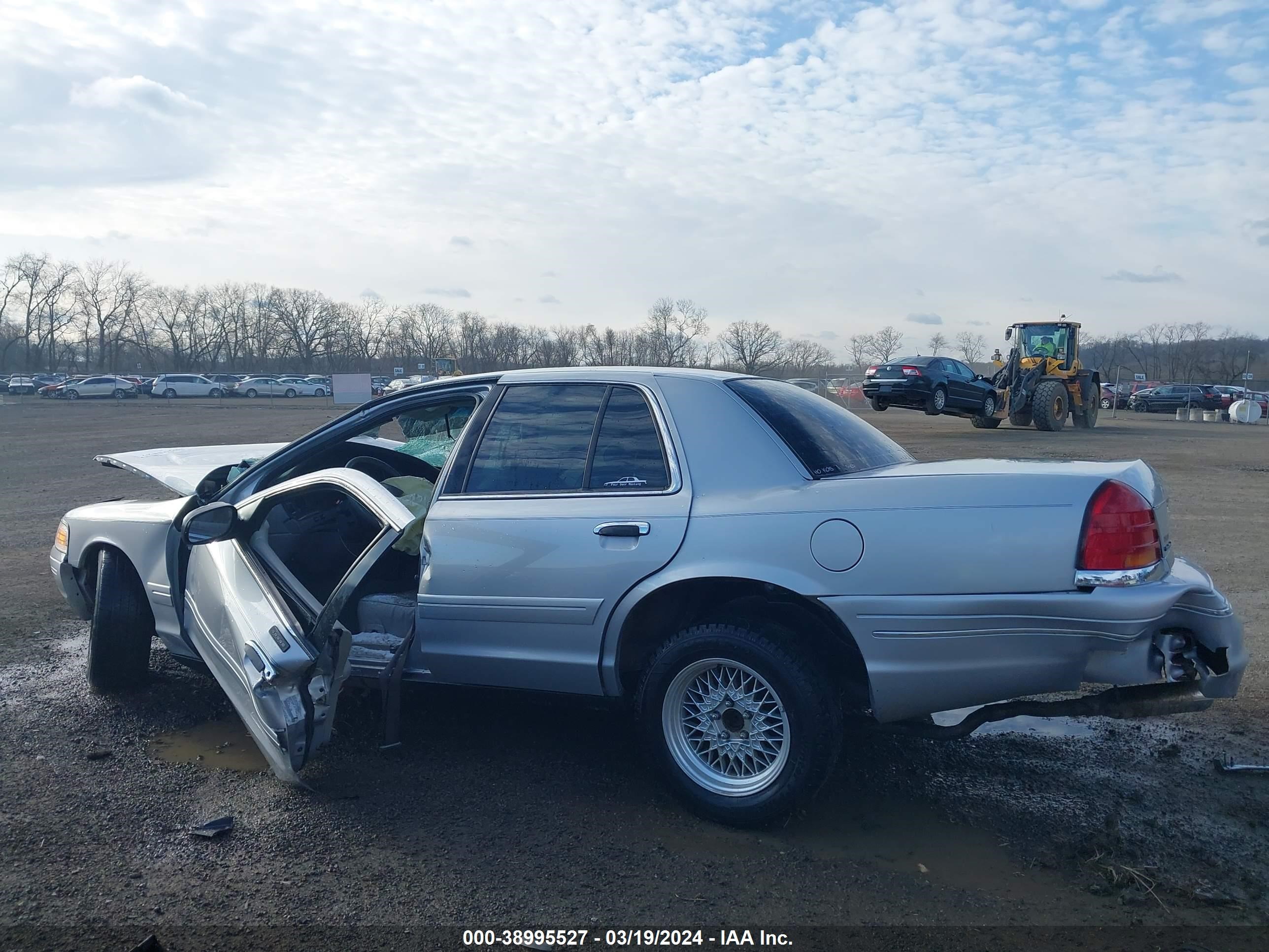 Photo 14 VIN: 2FAFP74W92X153399 - FORD CROWN VICTORIA 