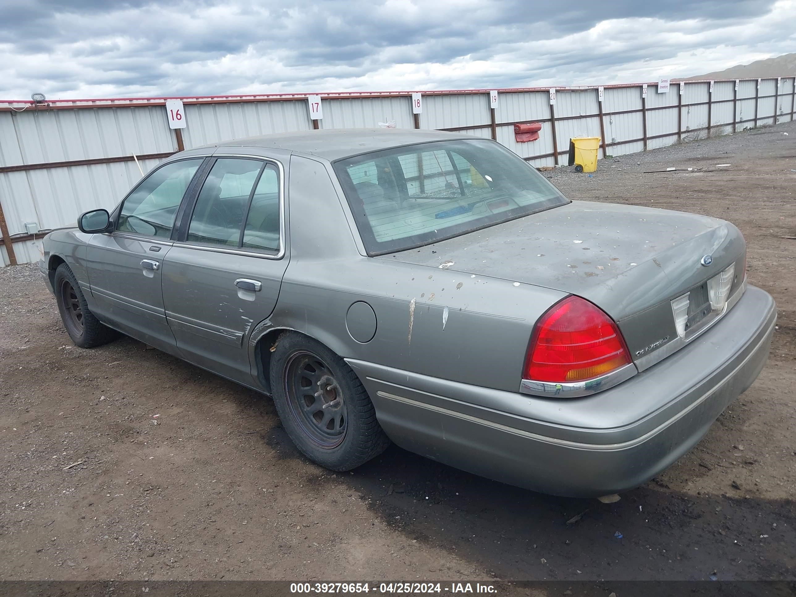 Photo 2 VIN: 2FAFP74WX1X145195 - FORD CROWN VICTORIA 