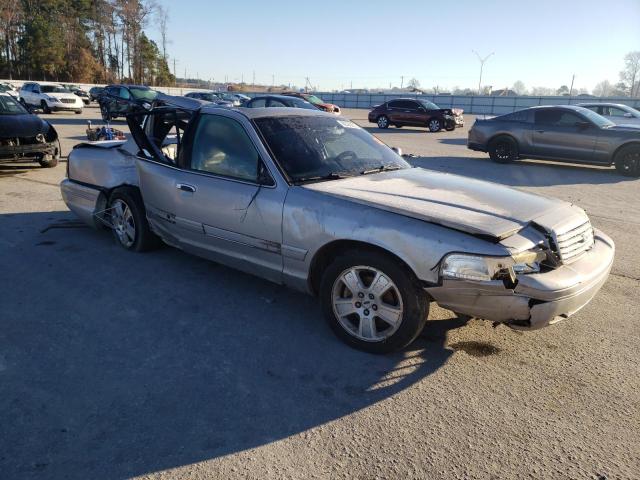 Photo 3 VIN: 2FAFP74WX3X164347 - FORD CROWN VIC 