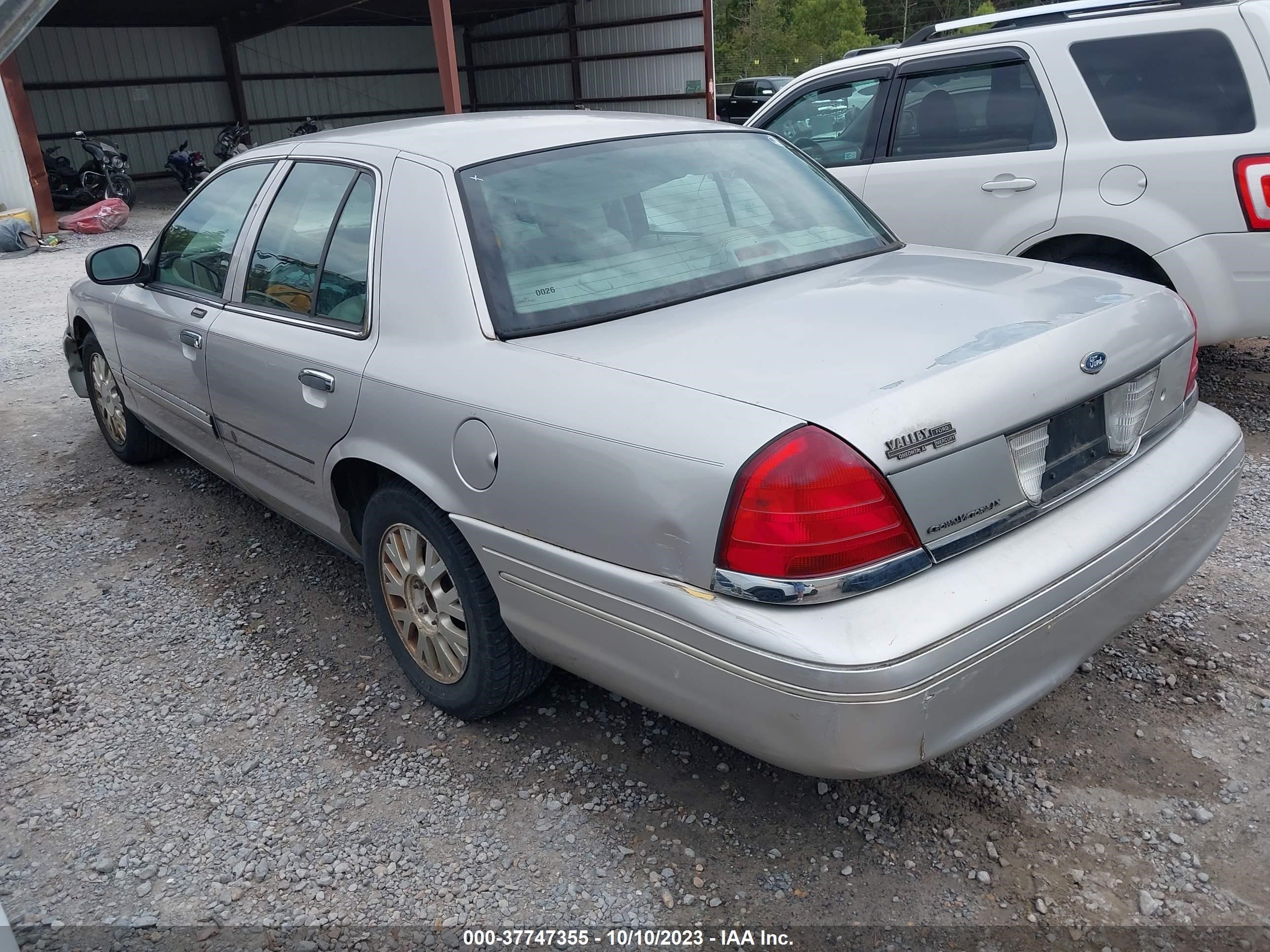 Photo 2 VIN: 2FAFP74WX4X128322 - FORD CROWN VICTORIA 