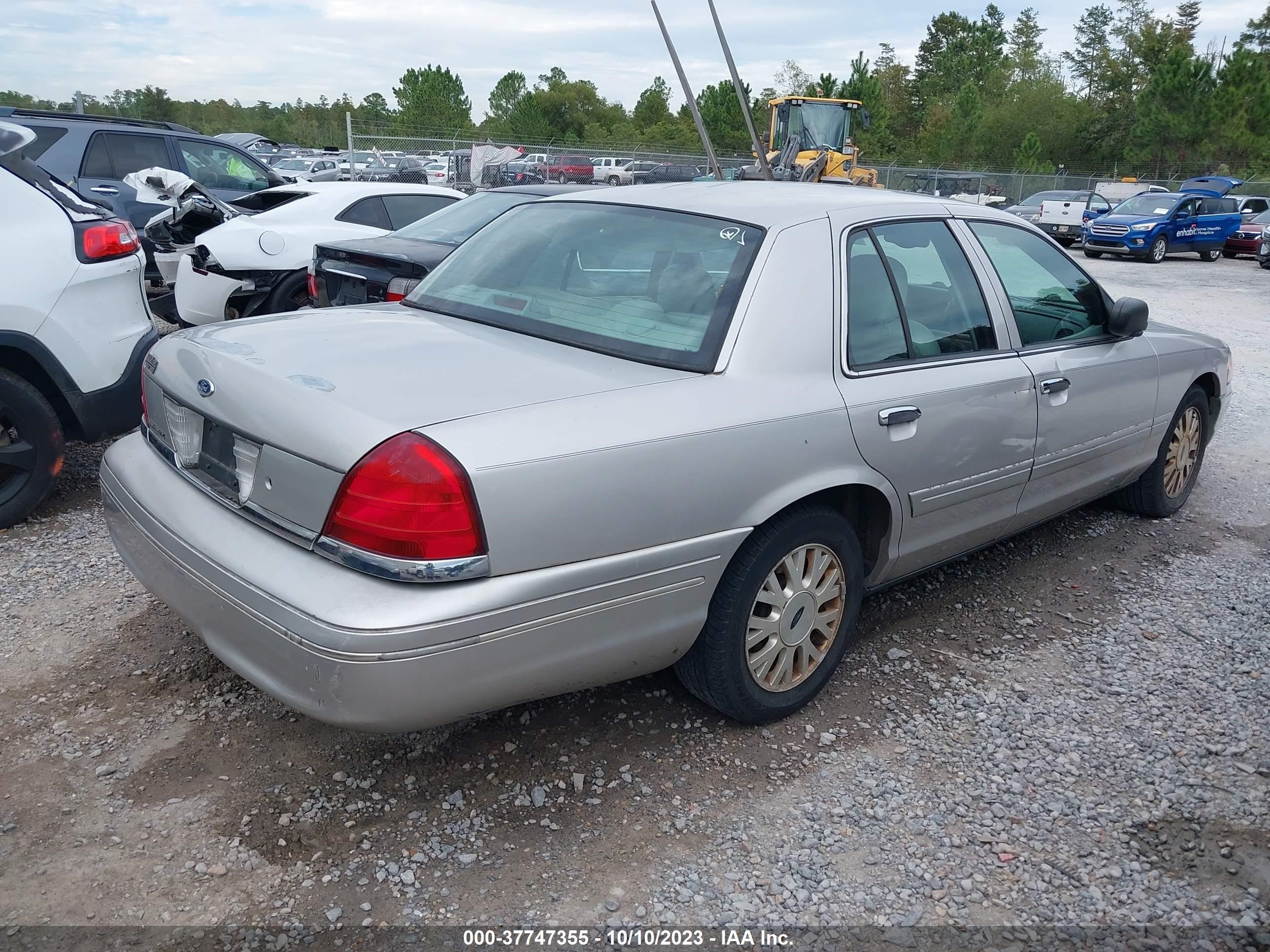 Photo 3 VIN: 2FAFP74WX4X128322 - FORD CROWN VICTORIA 