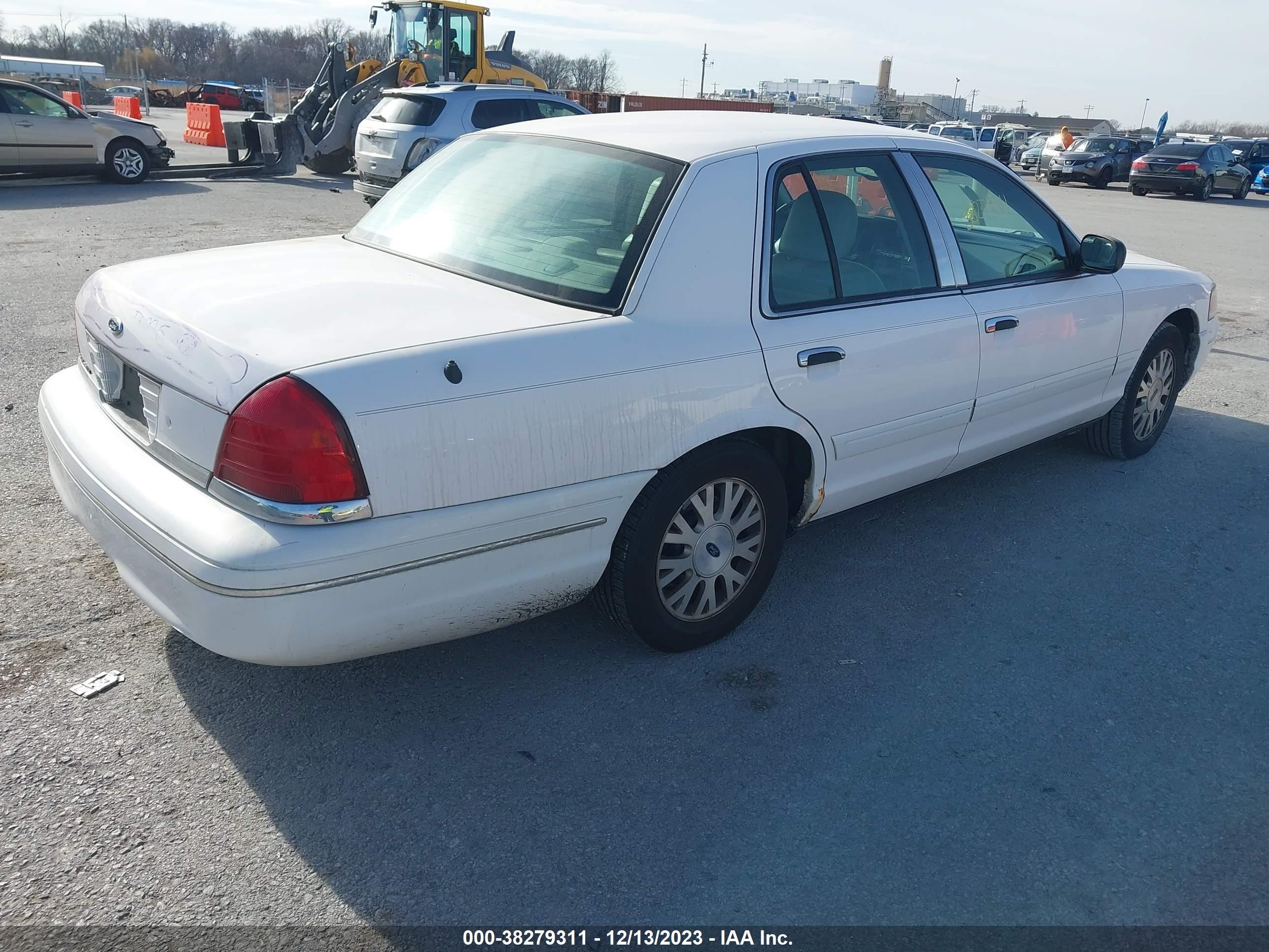 Photo 3 VIN: 2FAFP74WX5X144473 - FORD CROWN VICTORIA 