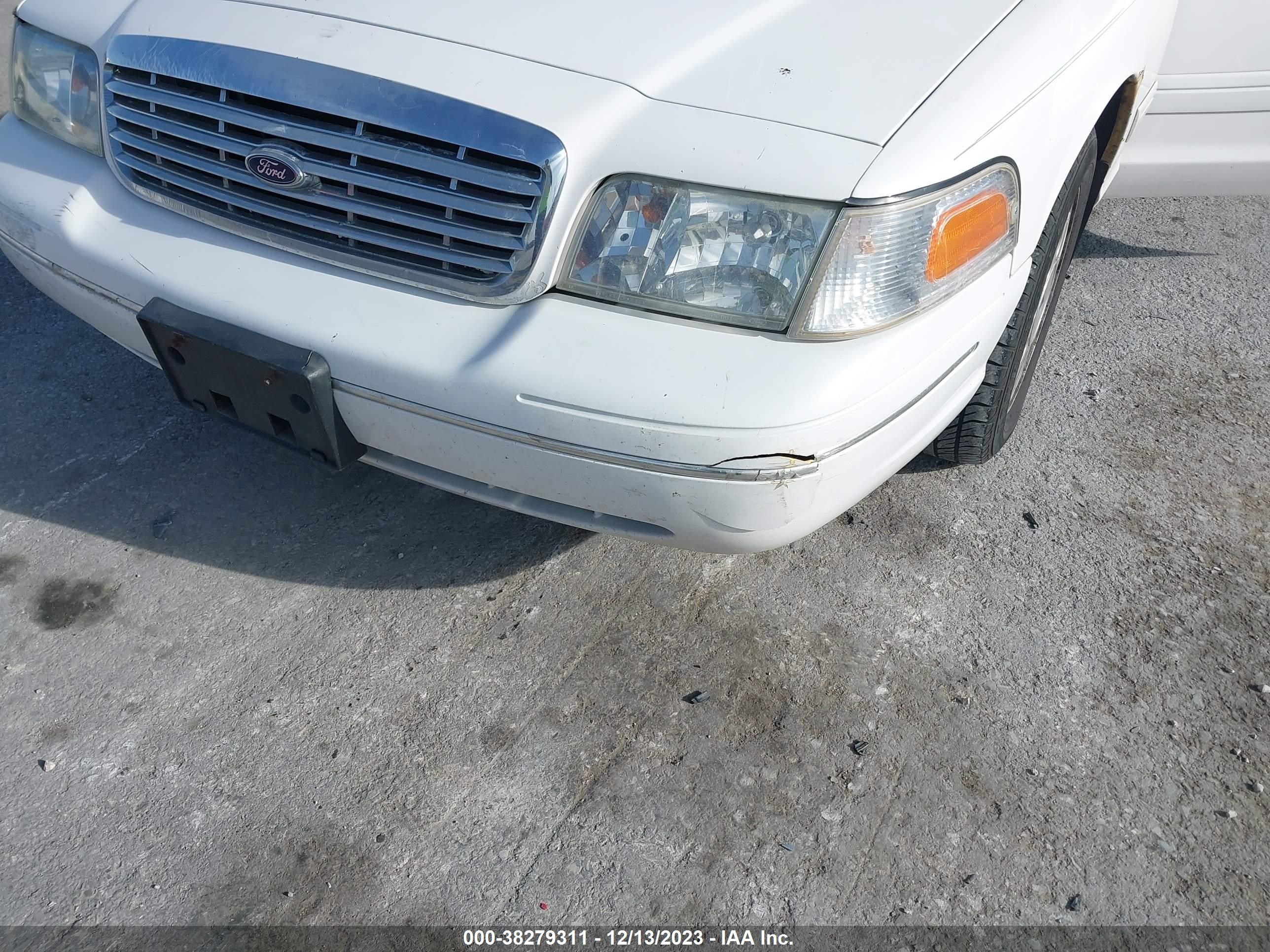 Photo 5 VIN: 2FAFP74WX5X144473 - FORD CROWN VICTORIA 