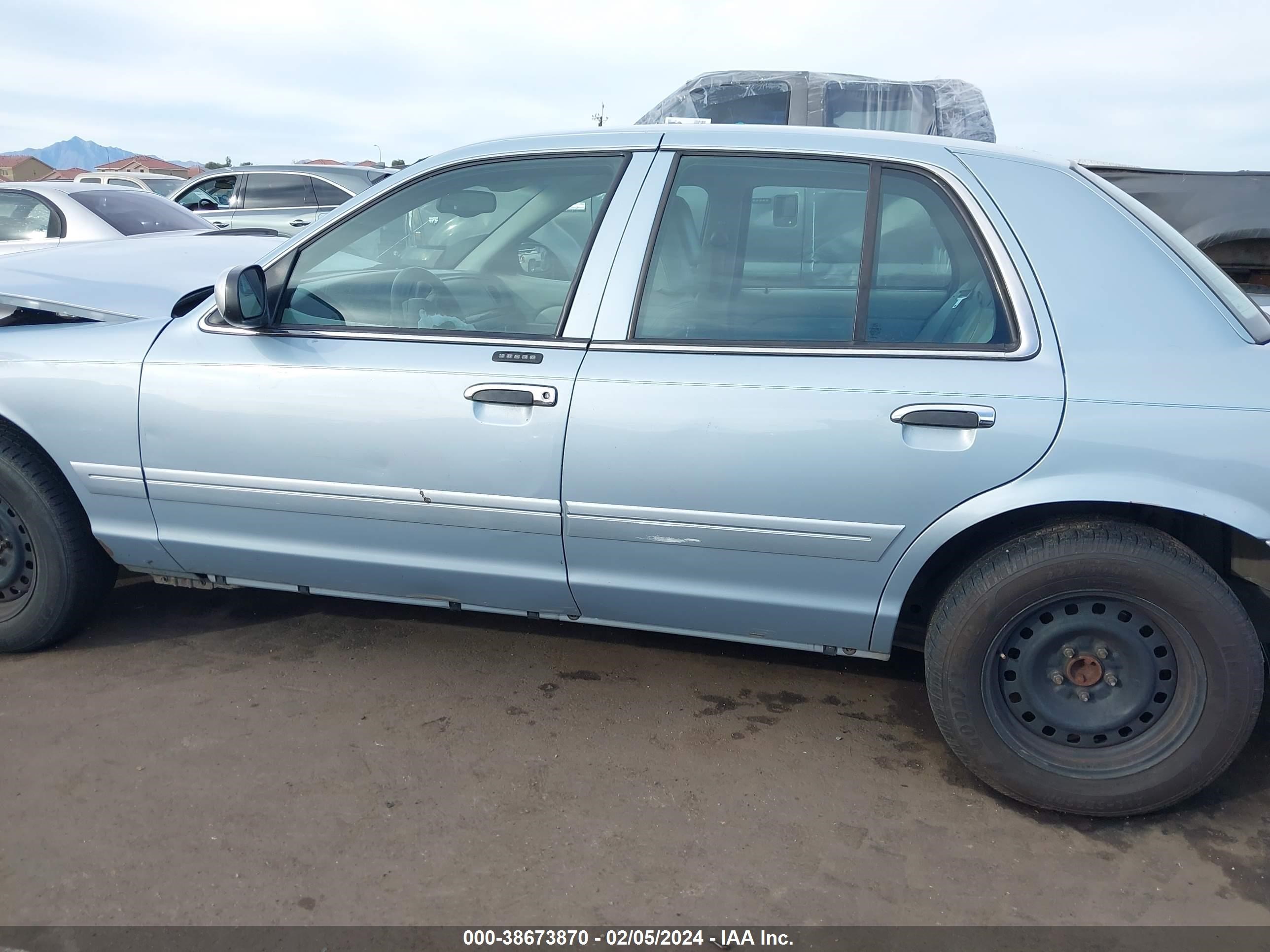 Photo 13 VIN: 2FAFP74WX5X159748 - FORD CROWN VICTORIA 