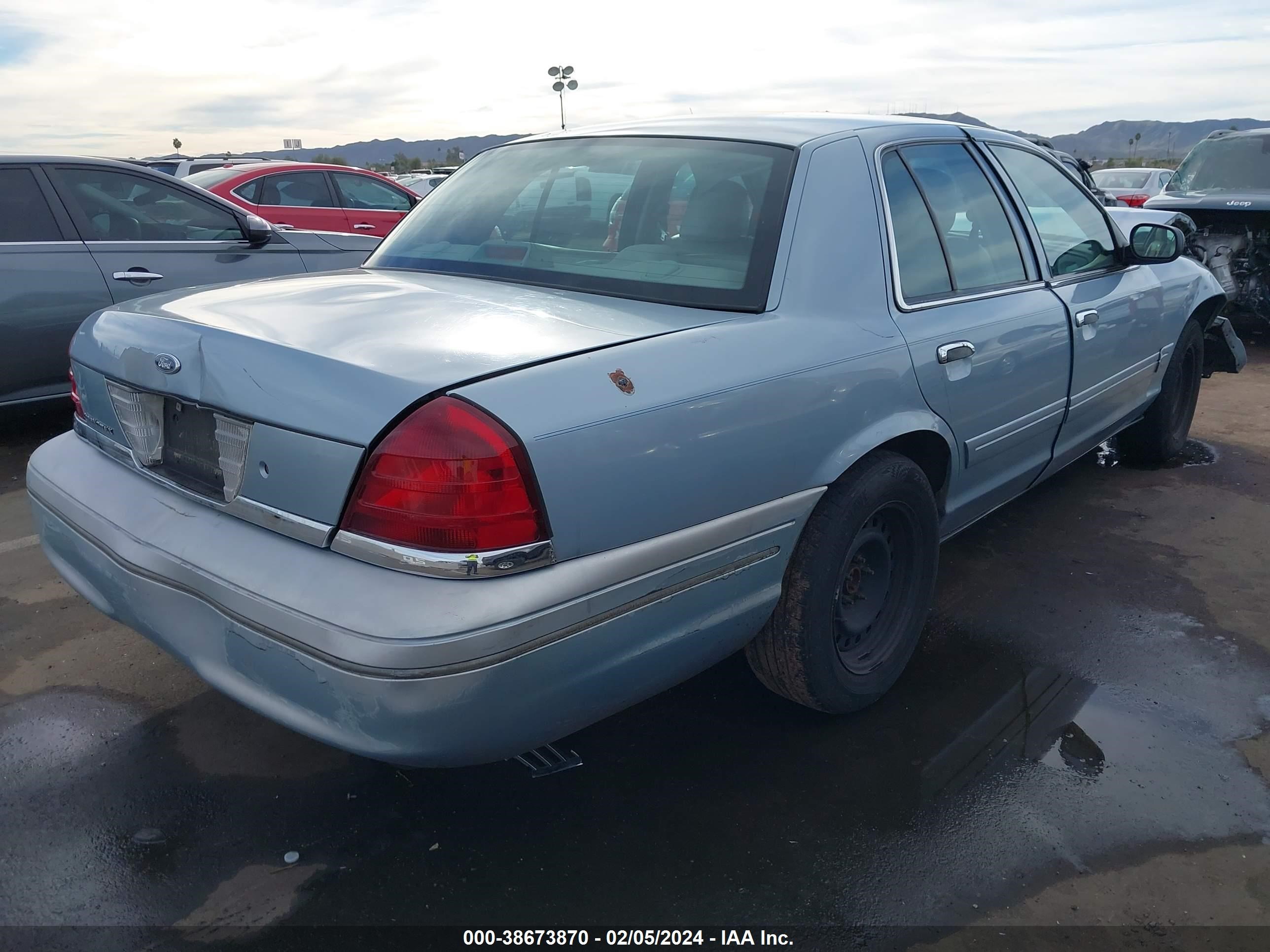 Photo 3 VIN: 2FAFP74WX5X159748 - FORD CROWN VICTORIA 