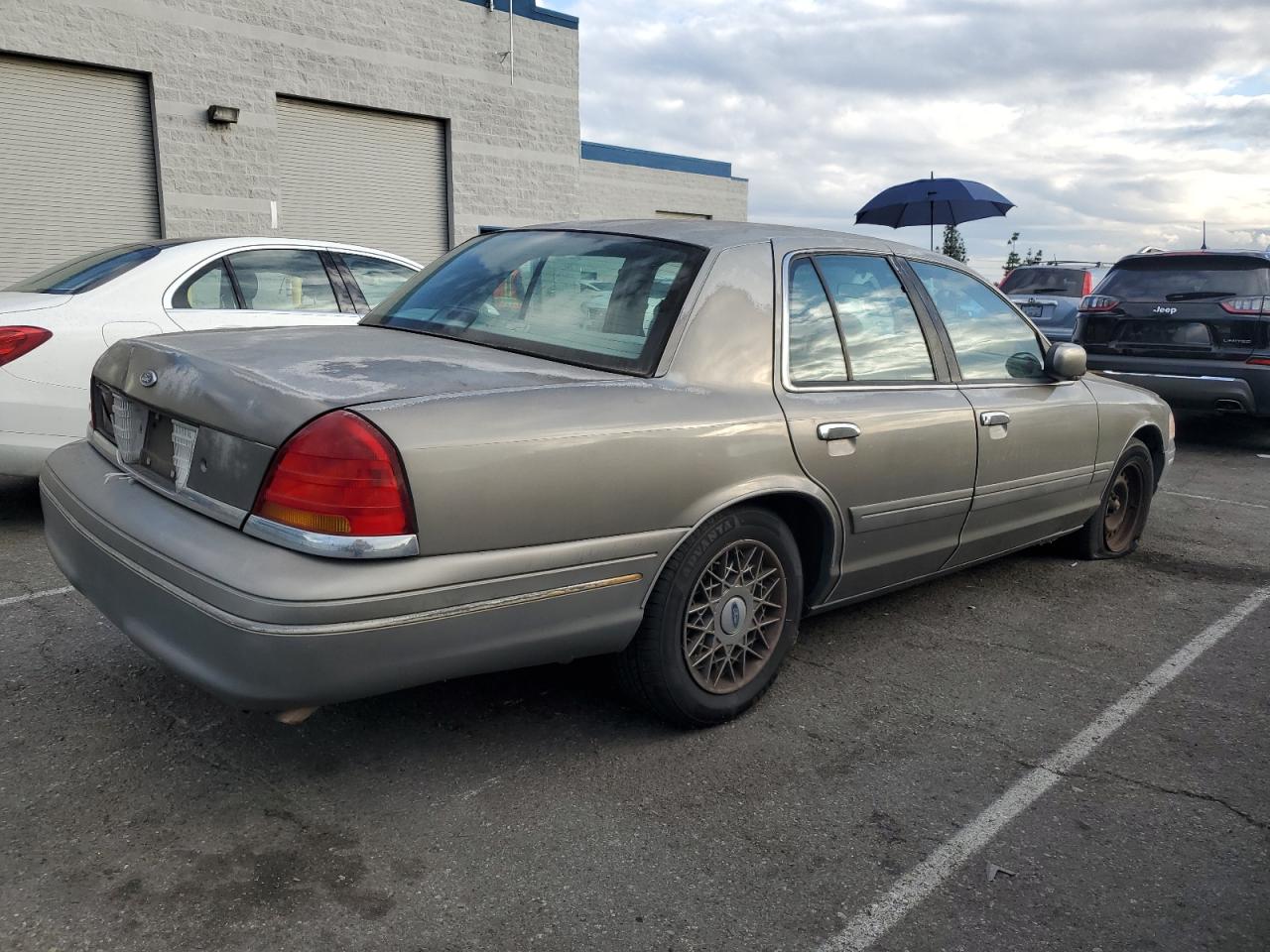 Photo 2 VIN: 2FAFP74WXXX114635 - FORD CROWN VICTORIA 