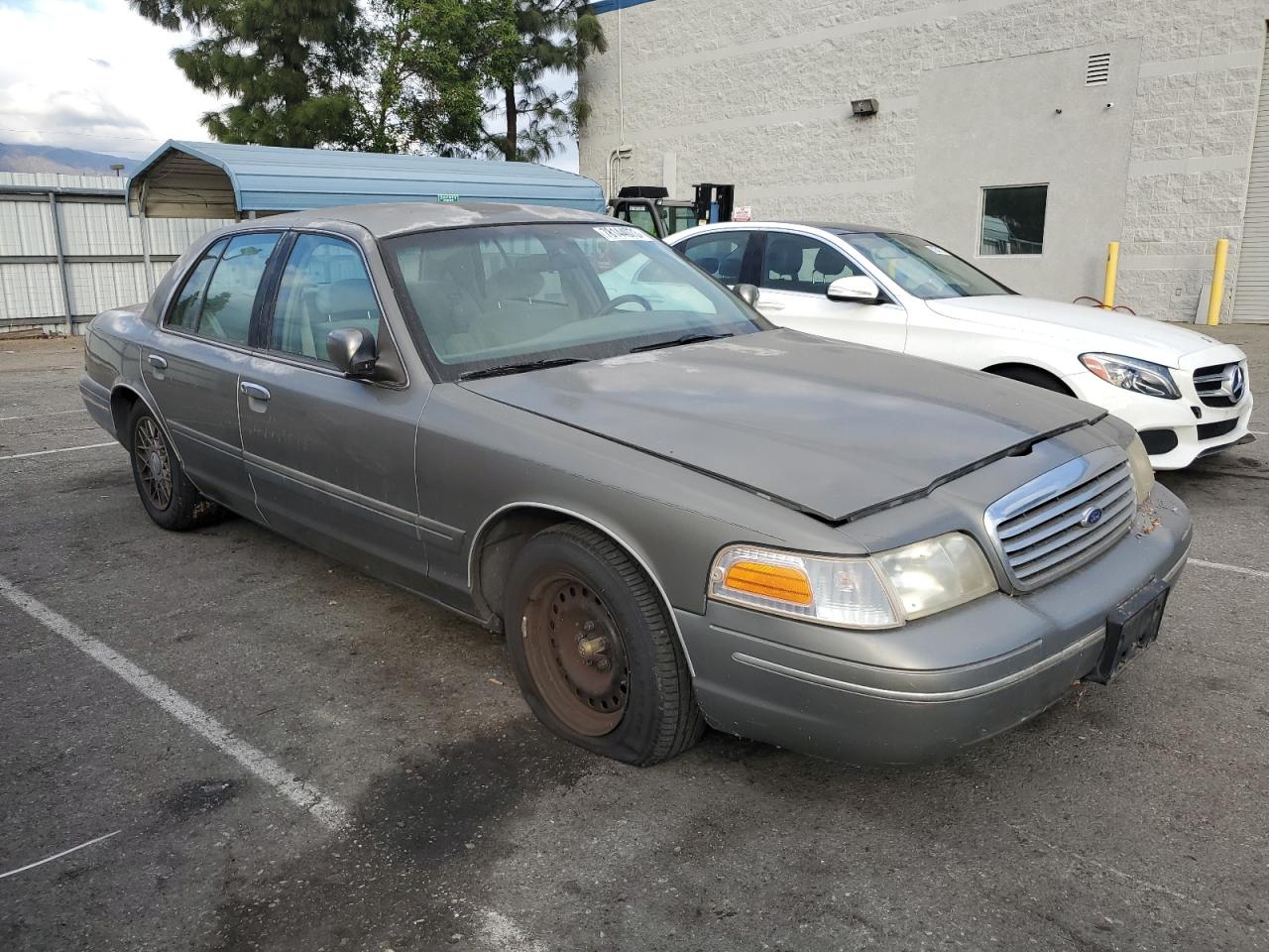 Photo 3 VIN: 2FAFP74WXXX114635 - FORD CROWN VICTORIA 