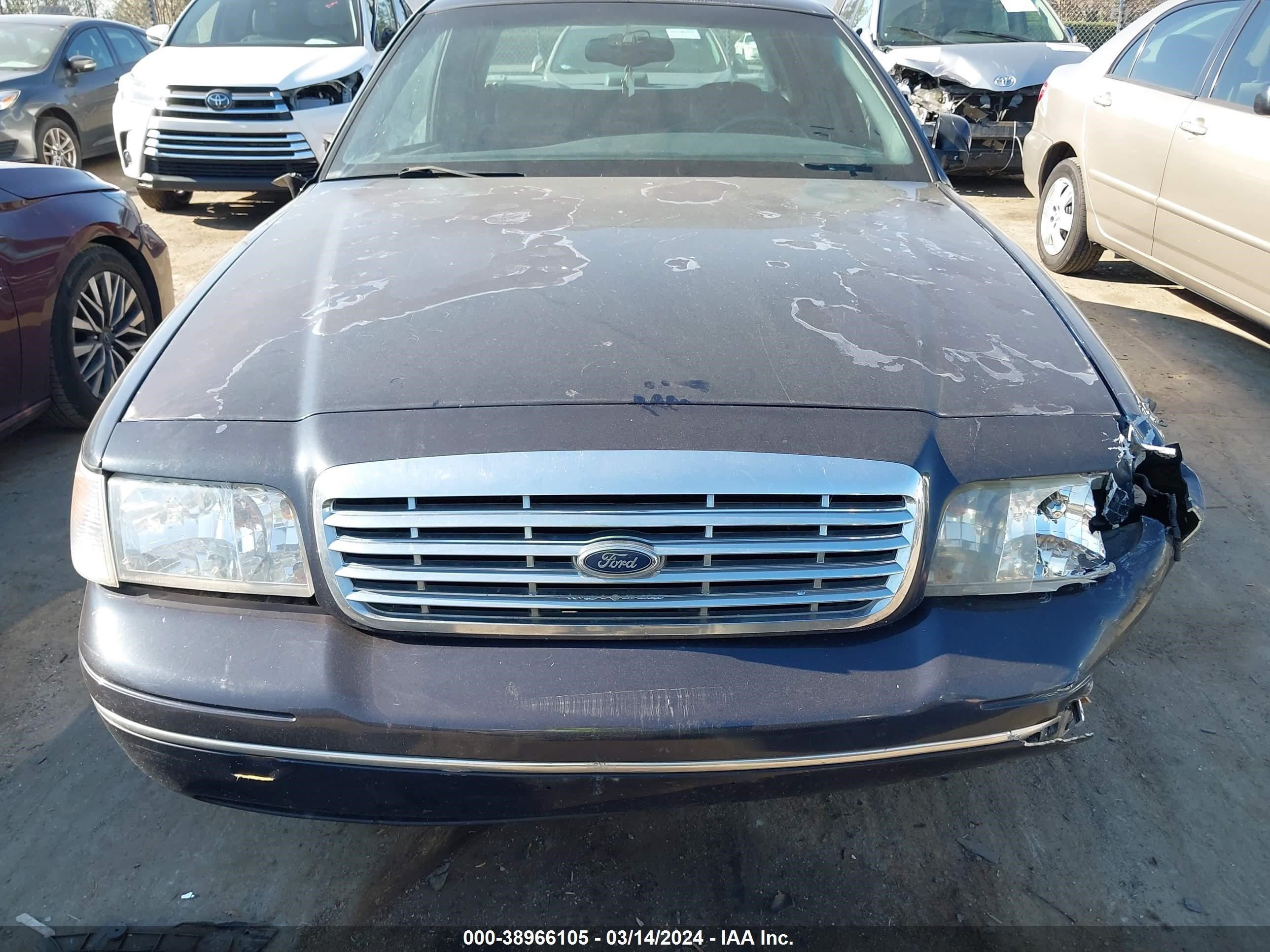 Photo 11 VIN: 2FAFP74WXXX177931 - FORD CROWN VICTORIA 