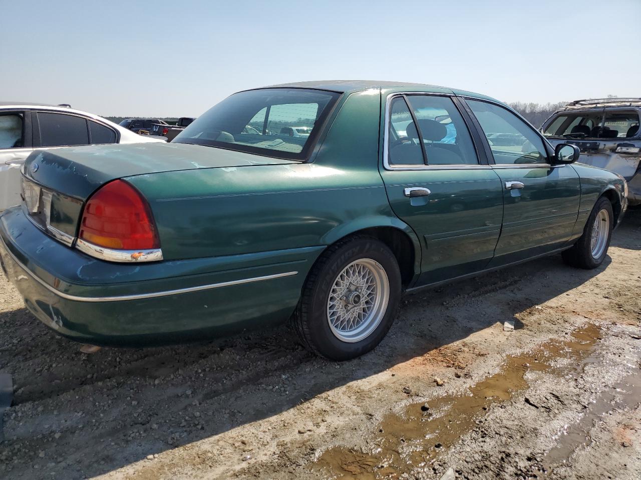 Photo 2 VIN: 2FAFP74WXYX108920 - FORD CROWN VICTORIA 