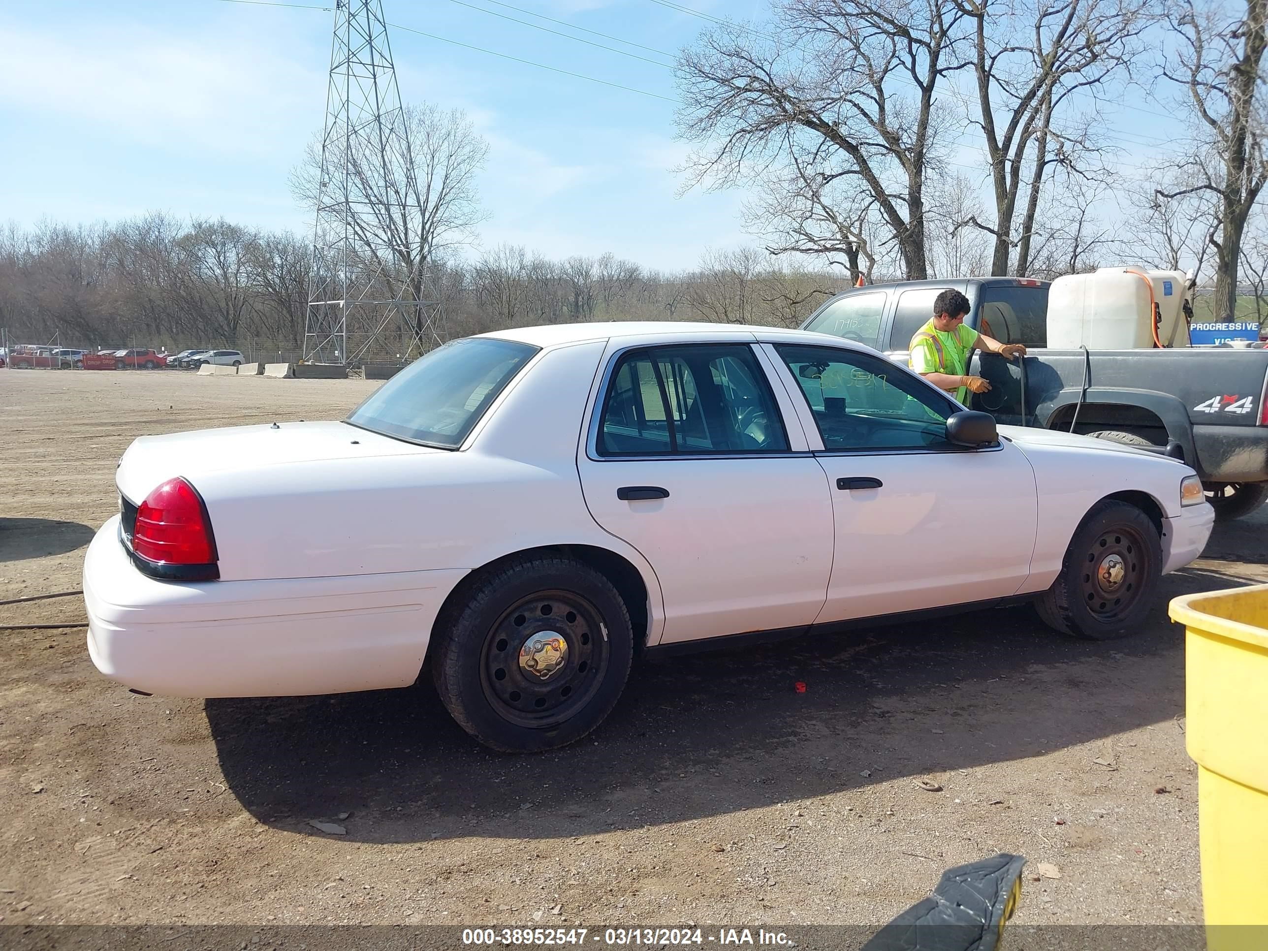 Photo 11 VIN: 2FAHP71V09X138269 - FORD CROWN VICTORIA 