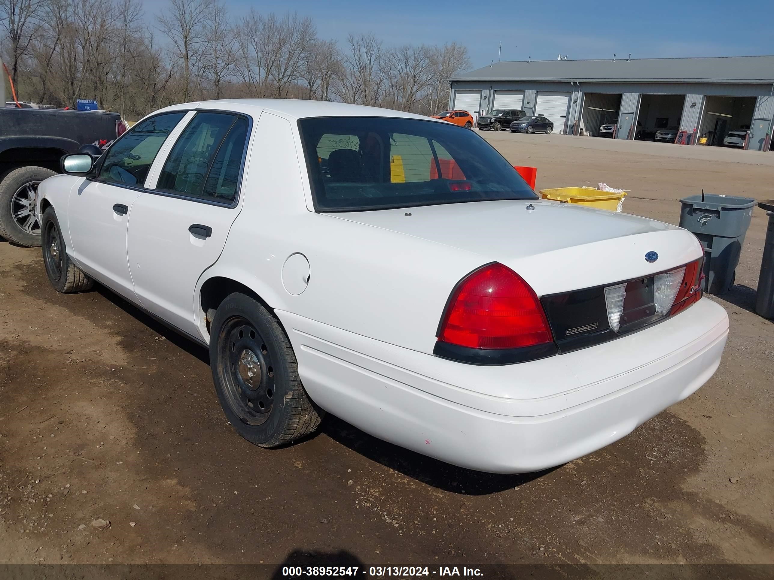 Photo 2 VIN: 2FAHP71V09X138269 - FORD CROWN VICTORIA 