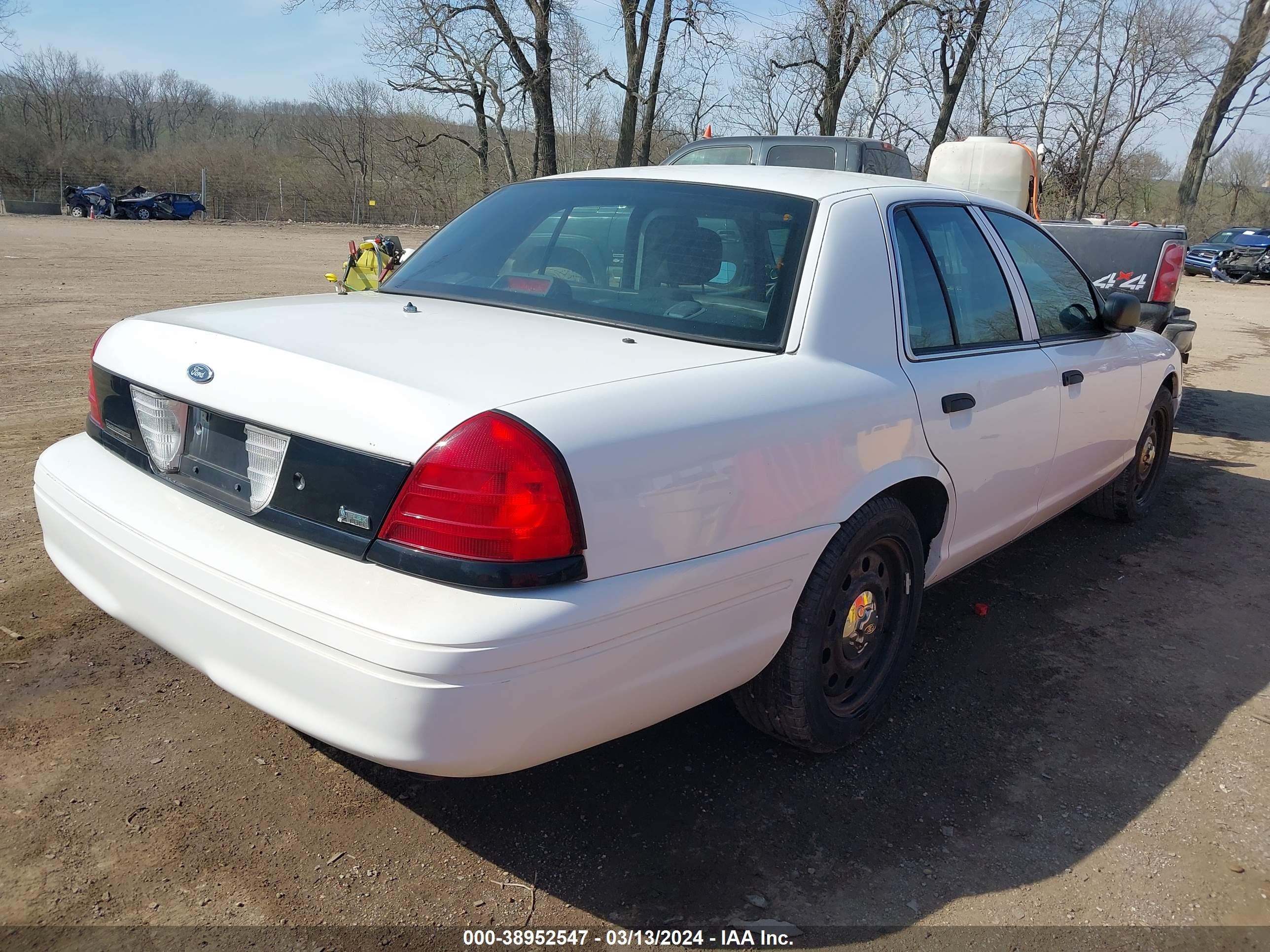 Photo 3 VIN: 2FAHP71V09X138269 - FORD CROWN VICTORIA 