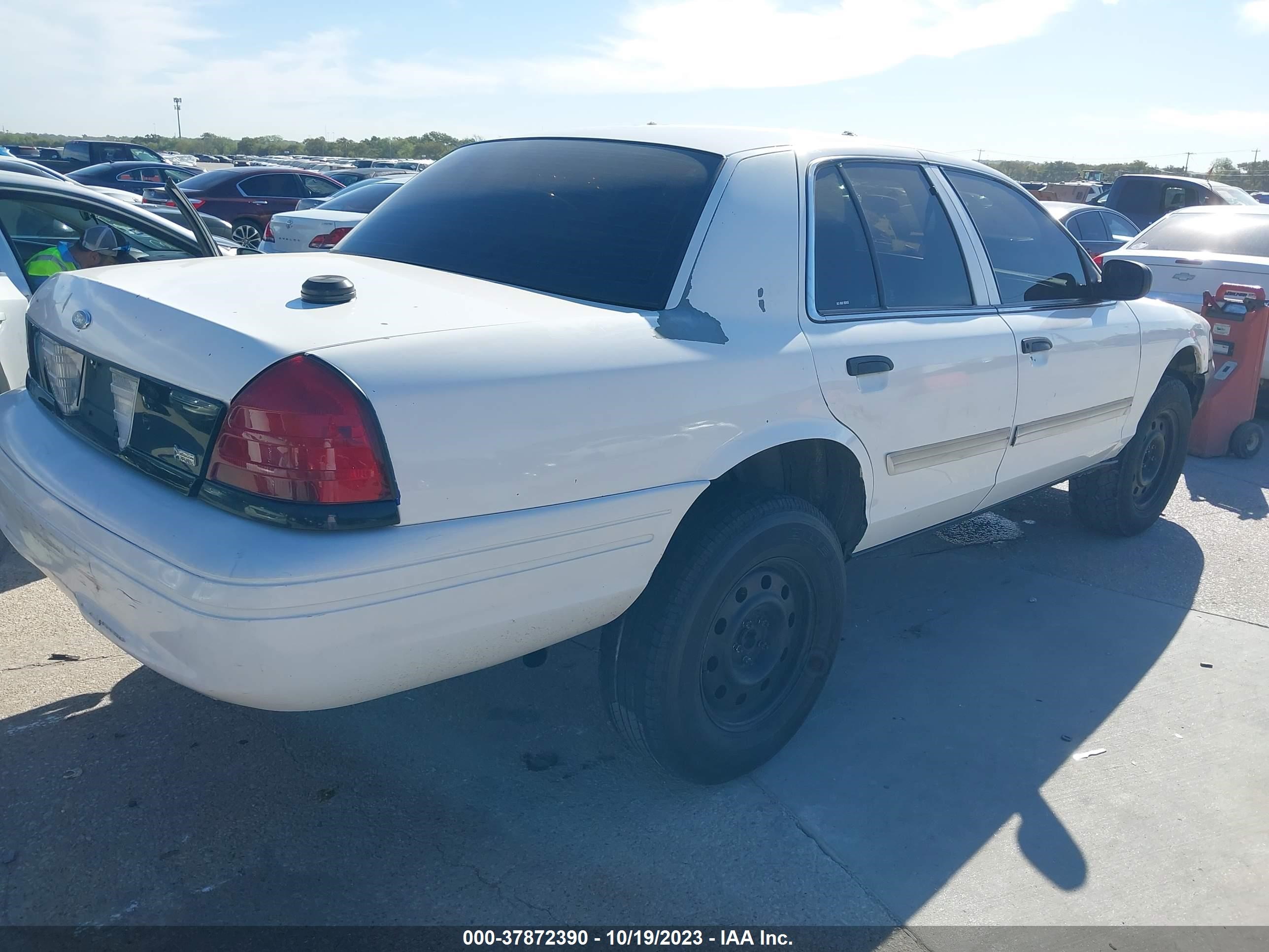 Photo 3 VIN: 2FAHP71V19X112182 - FORD CROWN VICTORIA 