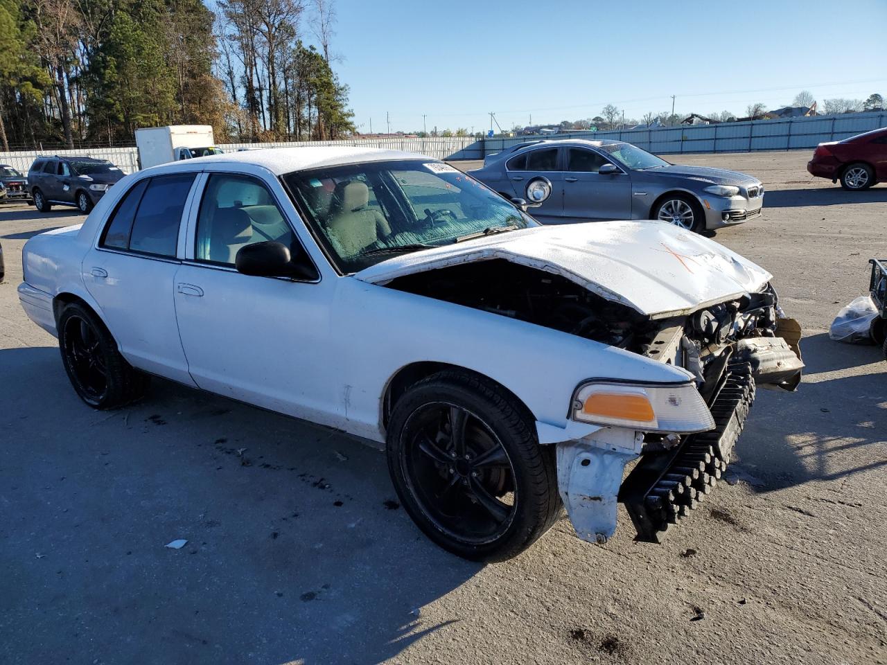 Photo 3 VIN: 2FAHP71V19X128608 - FORD CROWN VICTORIA 