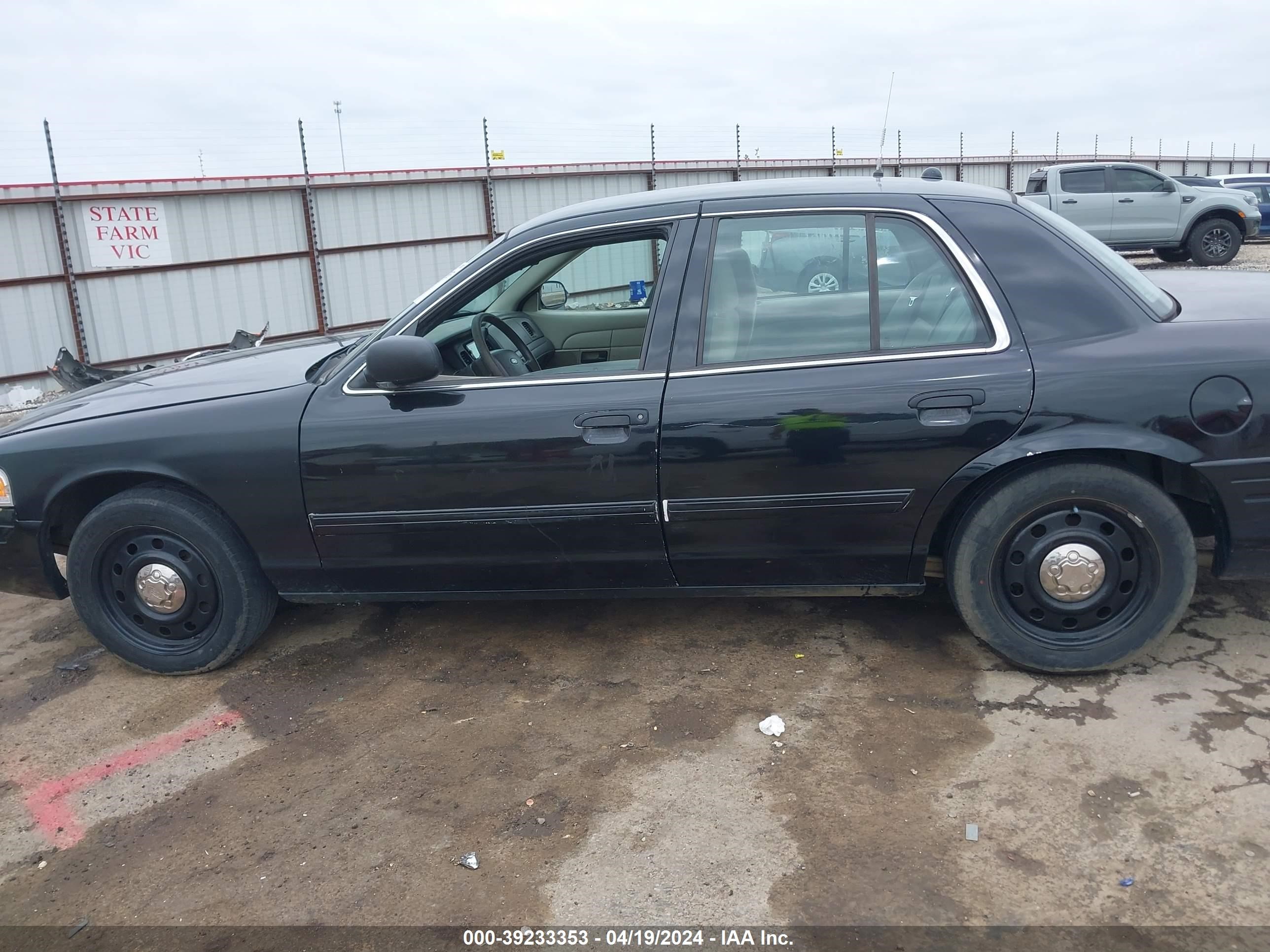 Photo 13 VIN: 2FAHP71V19X139091 - FORD CROWN VICTORIA 