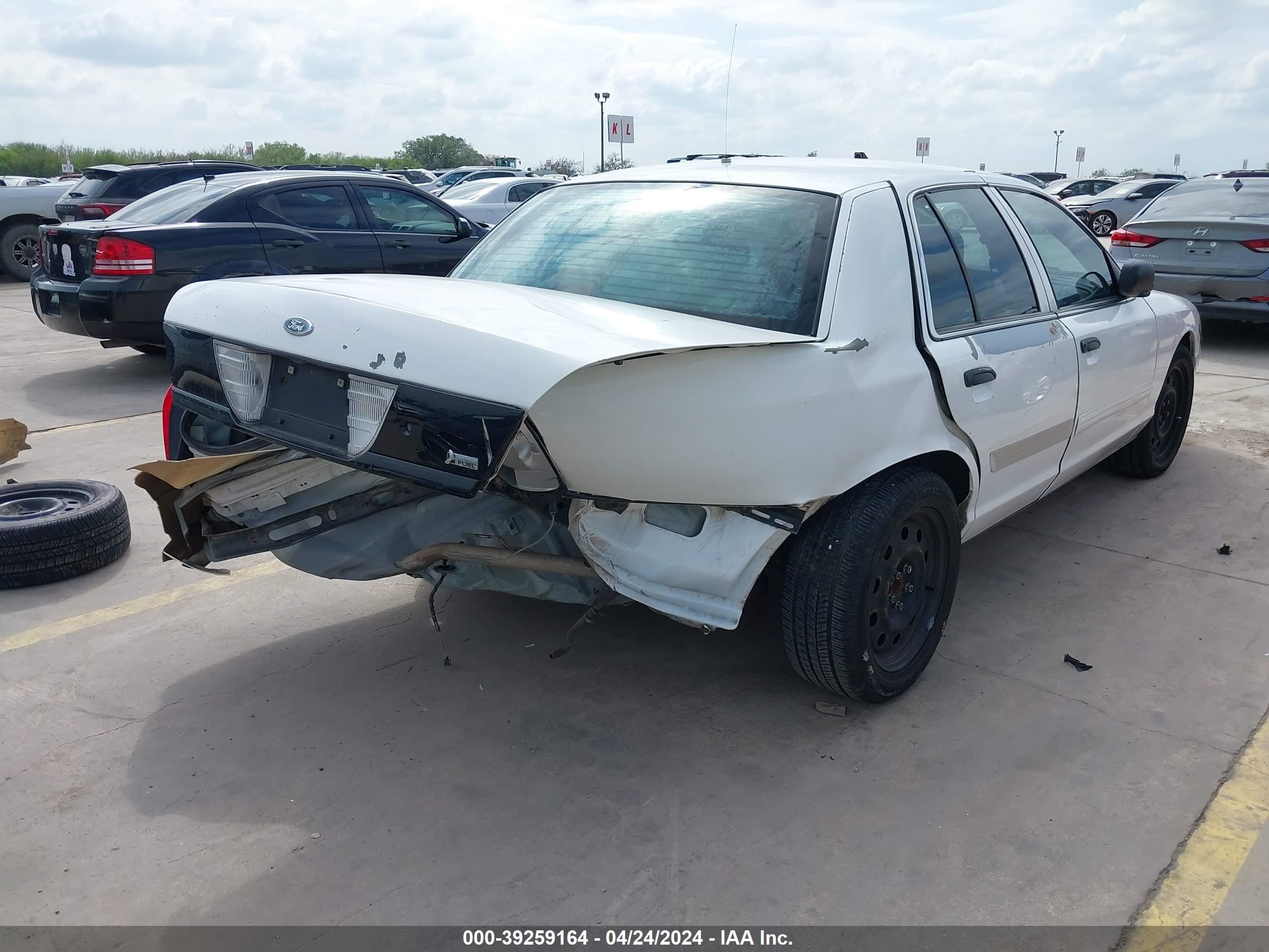 Photo 3 VIN: 2FAHP71V29X131355 - FORD CROWN VICTORIA 