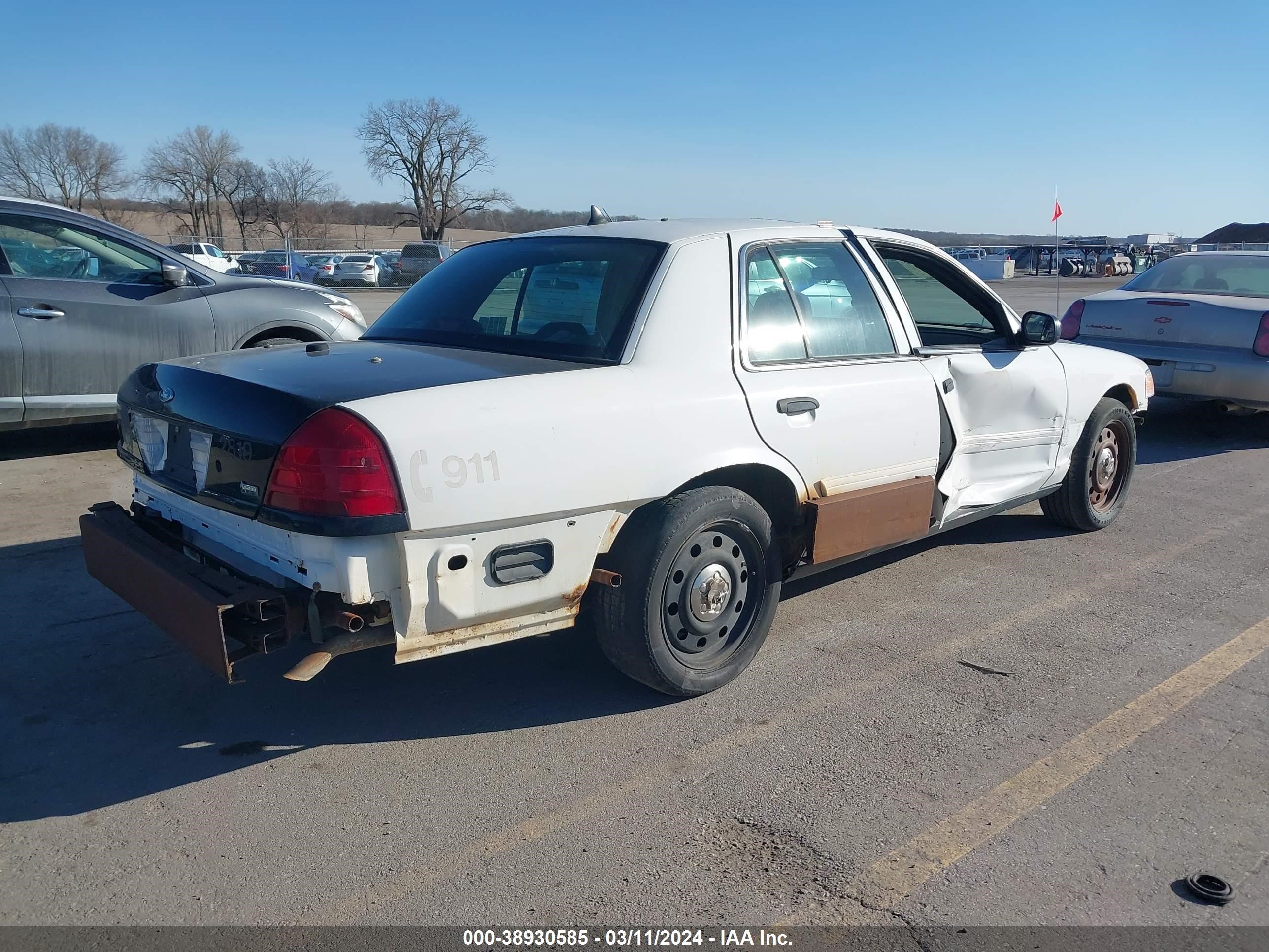 Photo 3 VIN: 2FAHP71V29X148298 - FORD CROWN VICTORIA 