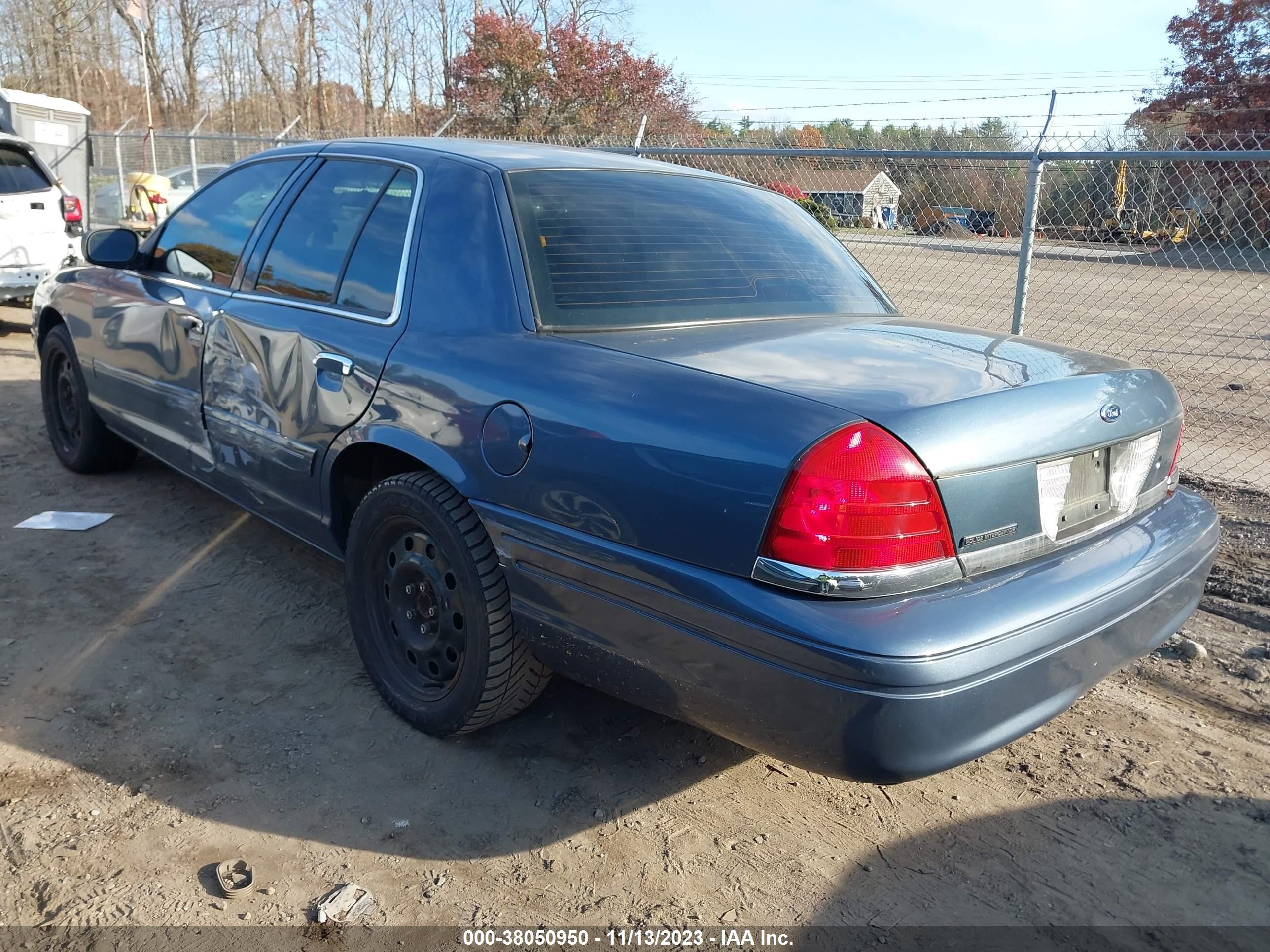 Photo 2 VIN: 2FAHP71V48X111736 - FORD POLICE 