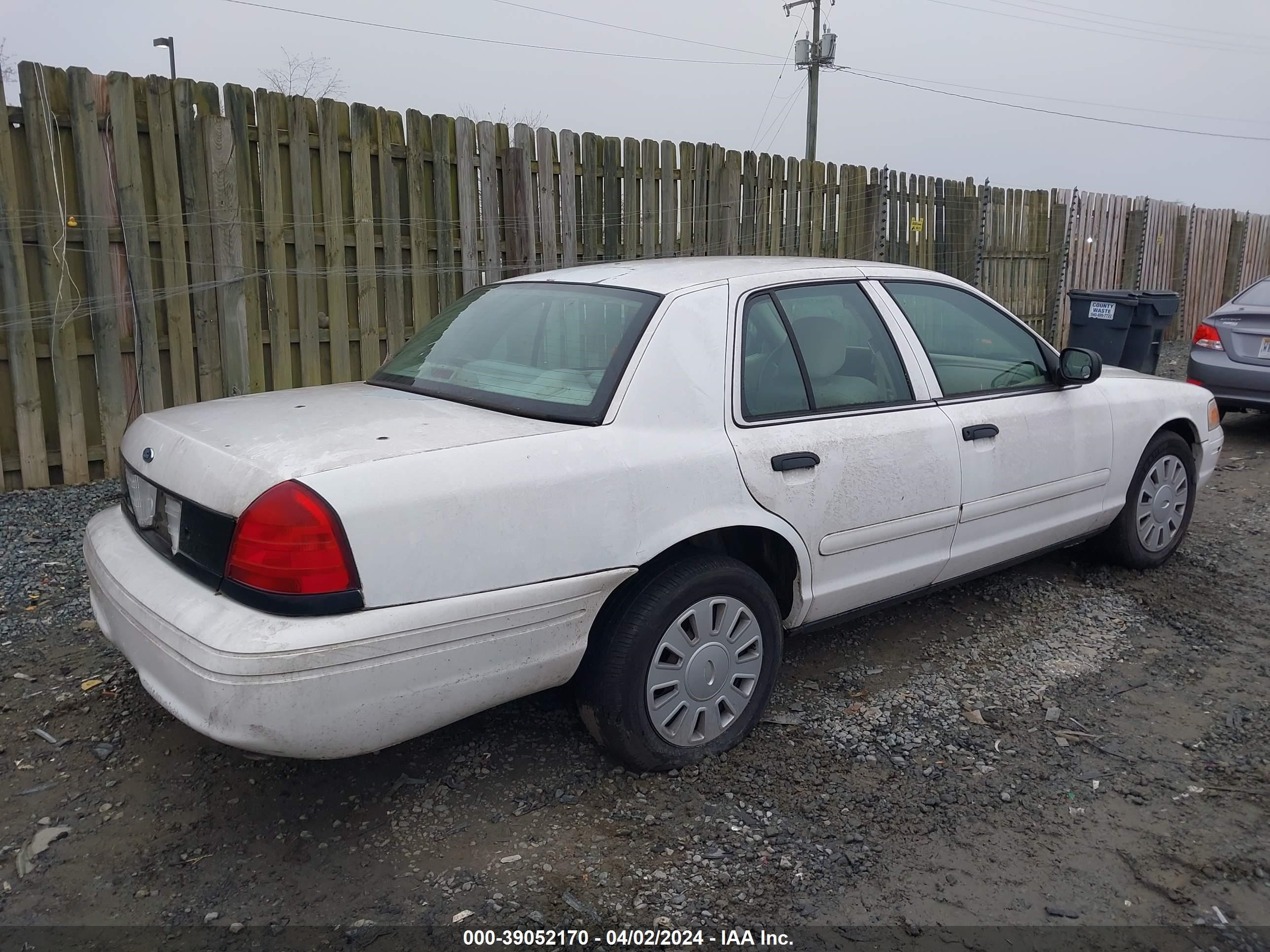 Photo 3 VIN: 2FAHP71V58X152148 - FORD CROWN VICTORIA 