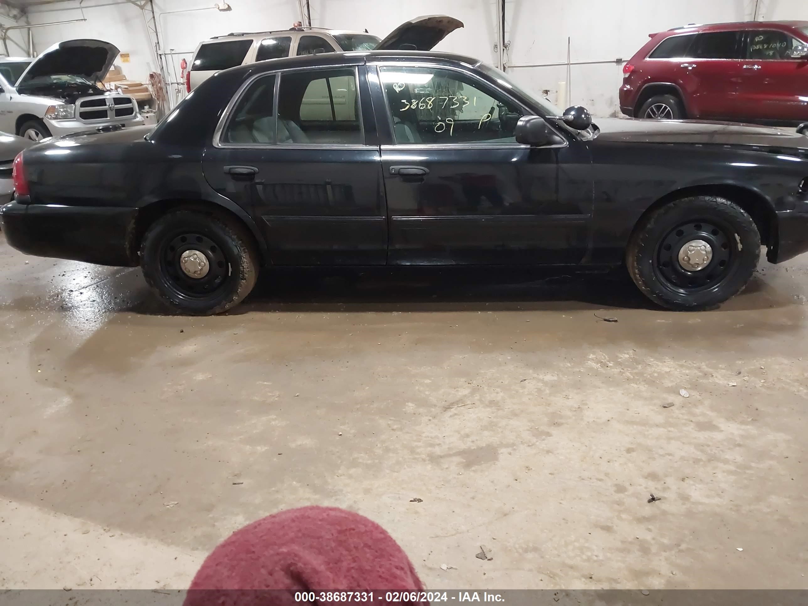 Photo 12 VIN: 2FAHP71V59X110807 - FORD CROWN VICTORIA 