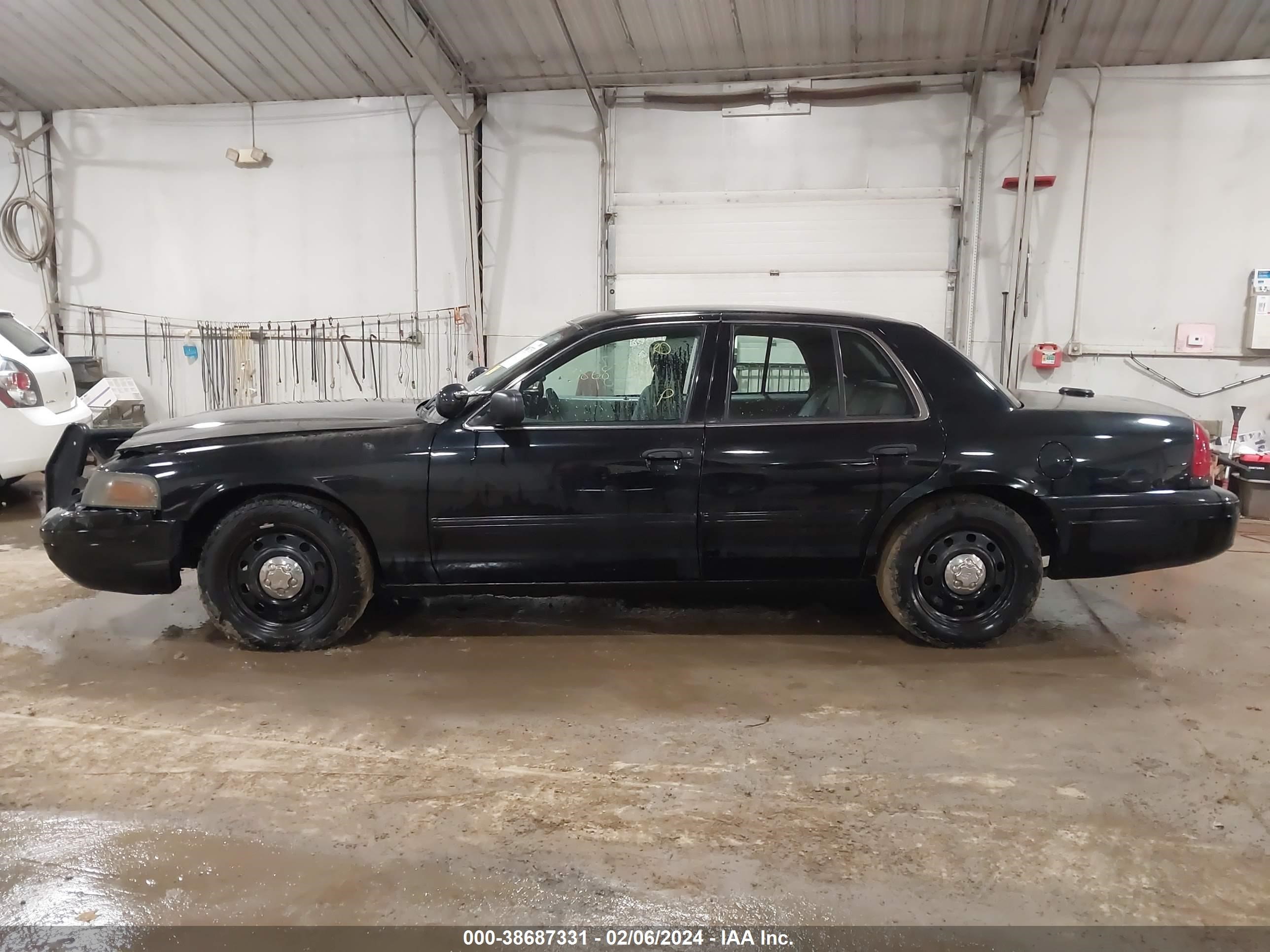 Photo 13 VIN: 2FAHP71V59X110807 - FORD CROWN VICTORIA 