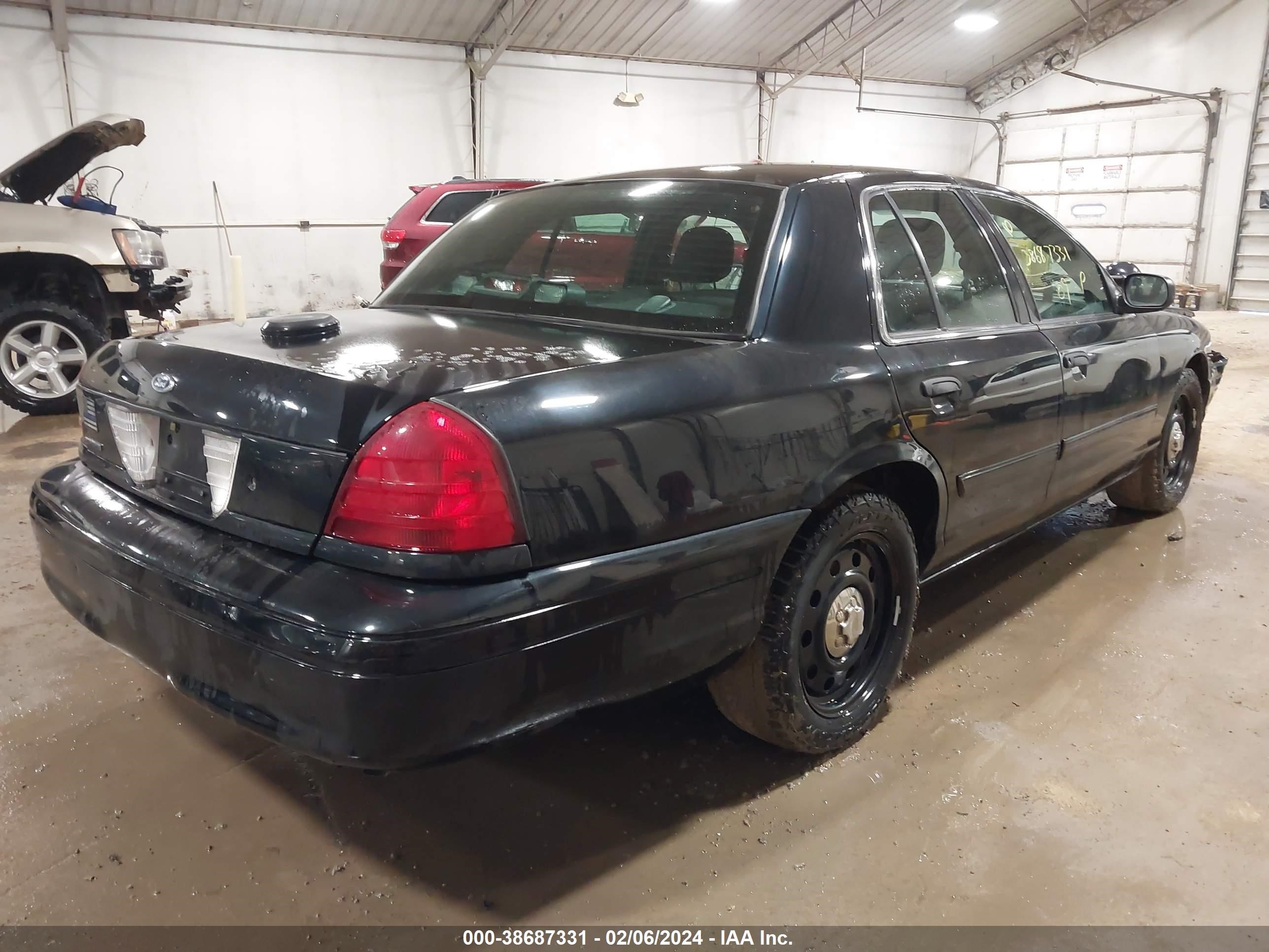 Photo 3 VIN: 2FAHP71V59X110807 - FORD CROWN VICTORIA 