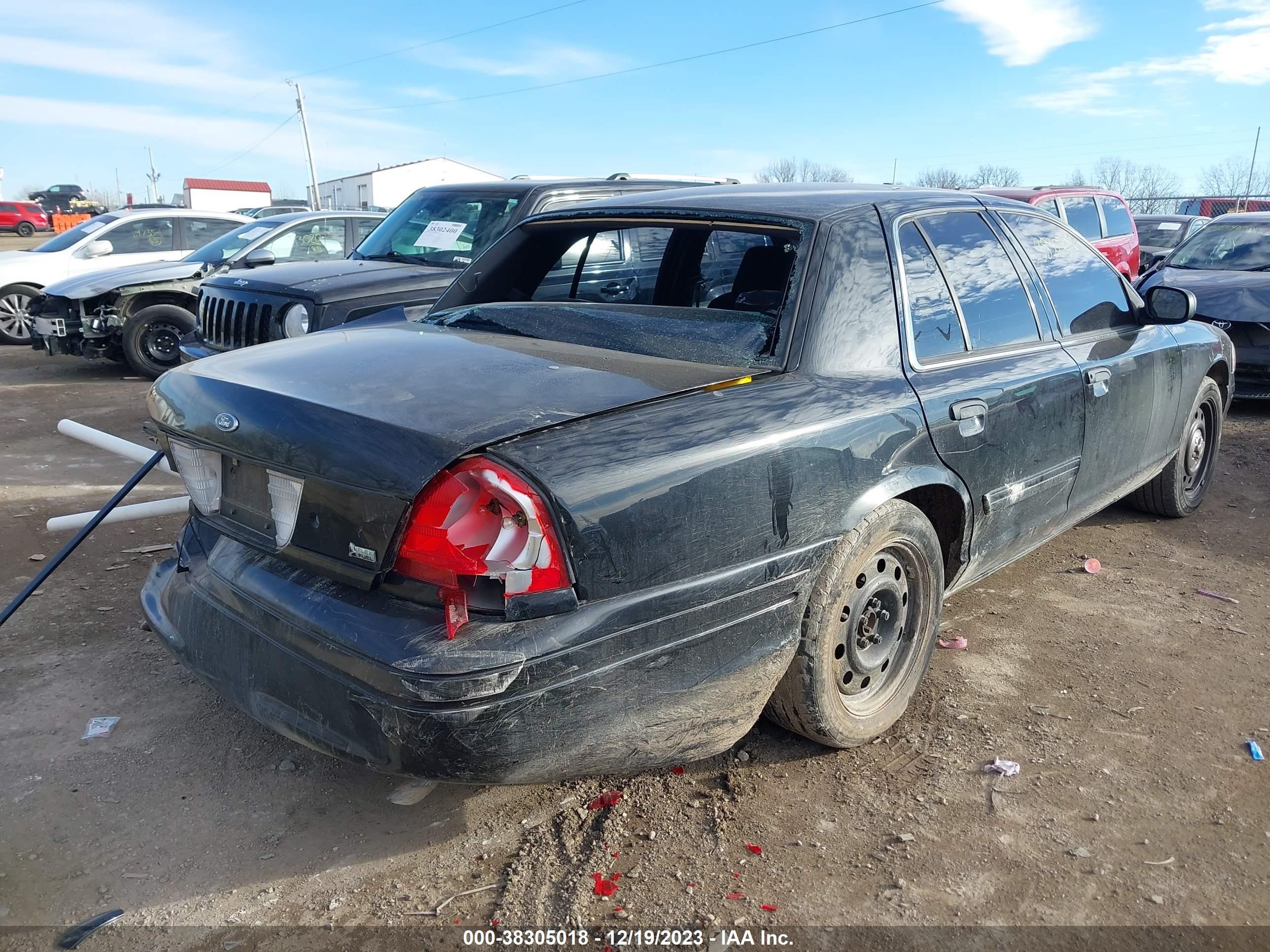 Photo 3 VIN: 2FAHP71V69X147154 - FORD CROWN VICTORIA 