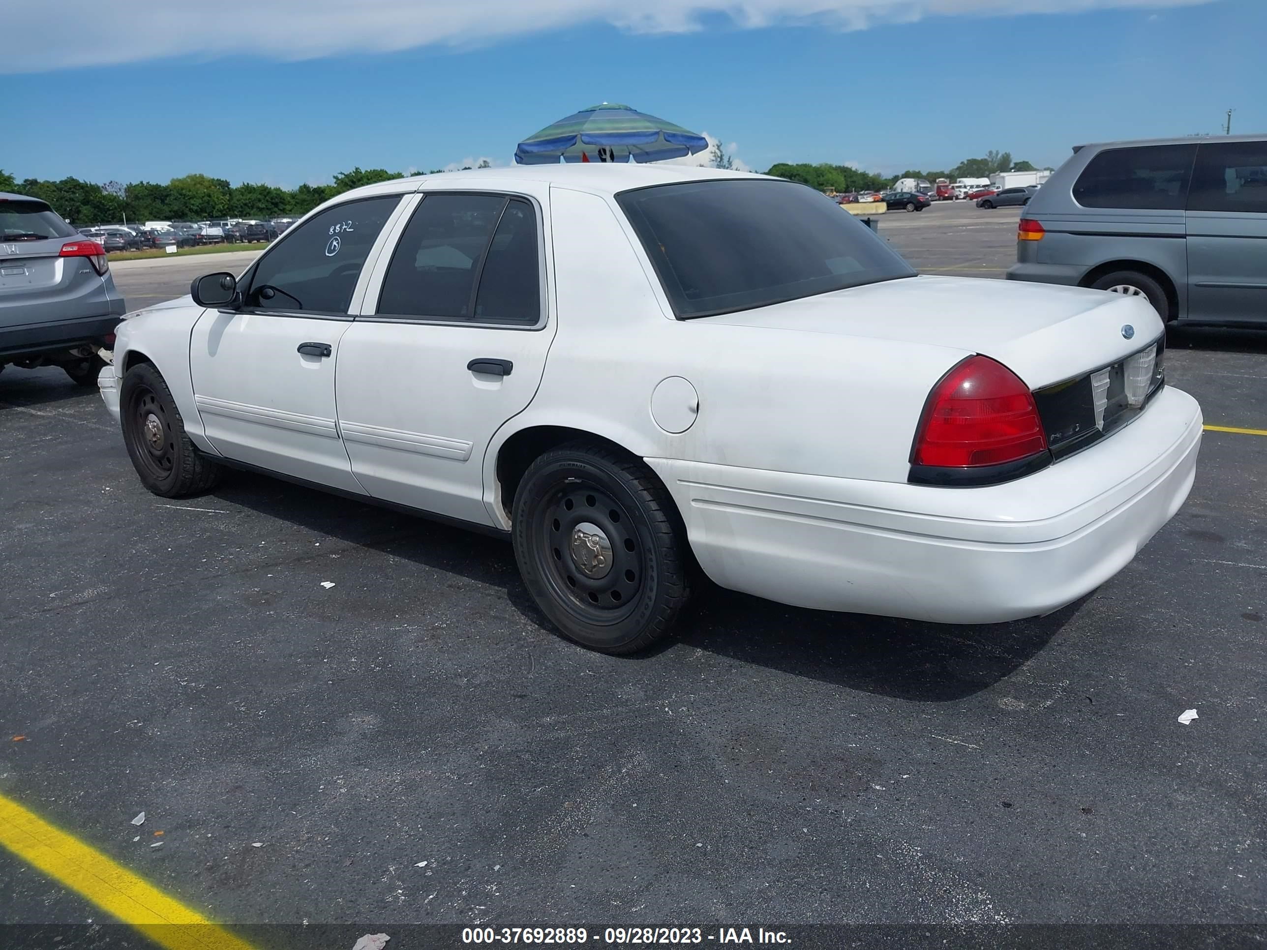 Photo 2 VIN: 2FAHP71V89X148872 - FORD CROWN VICTORIA 