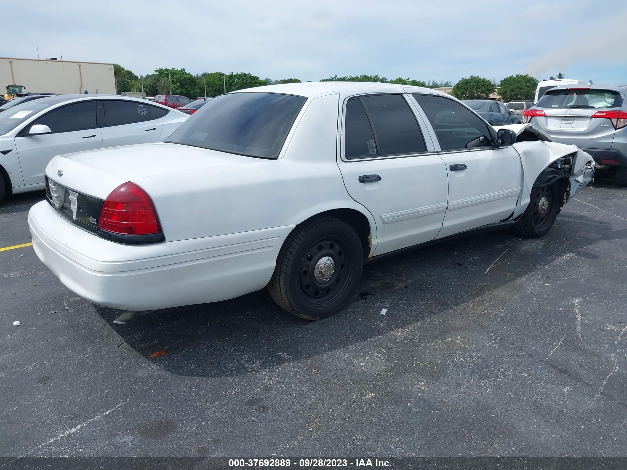 Photo 3 VIN: 2FAHP71V89X148872 - FORD CROWN VICTORIA 