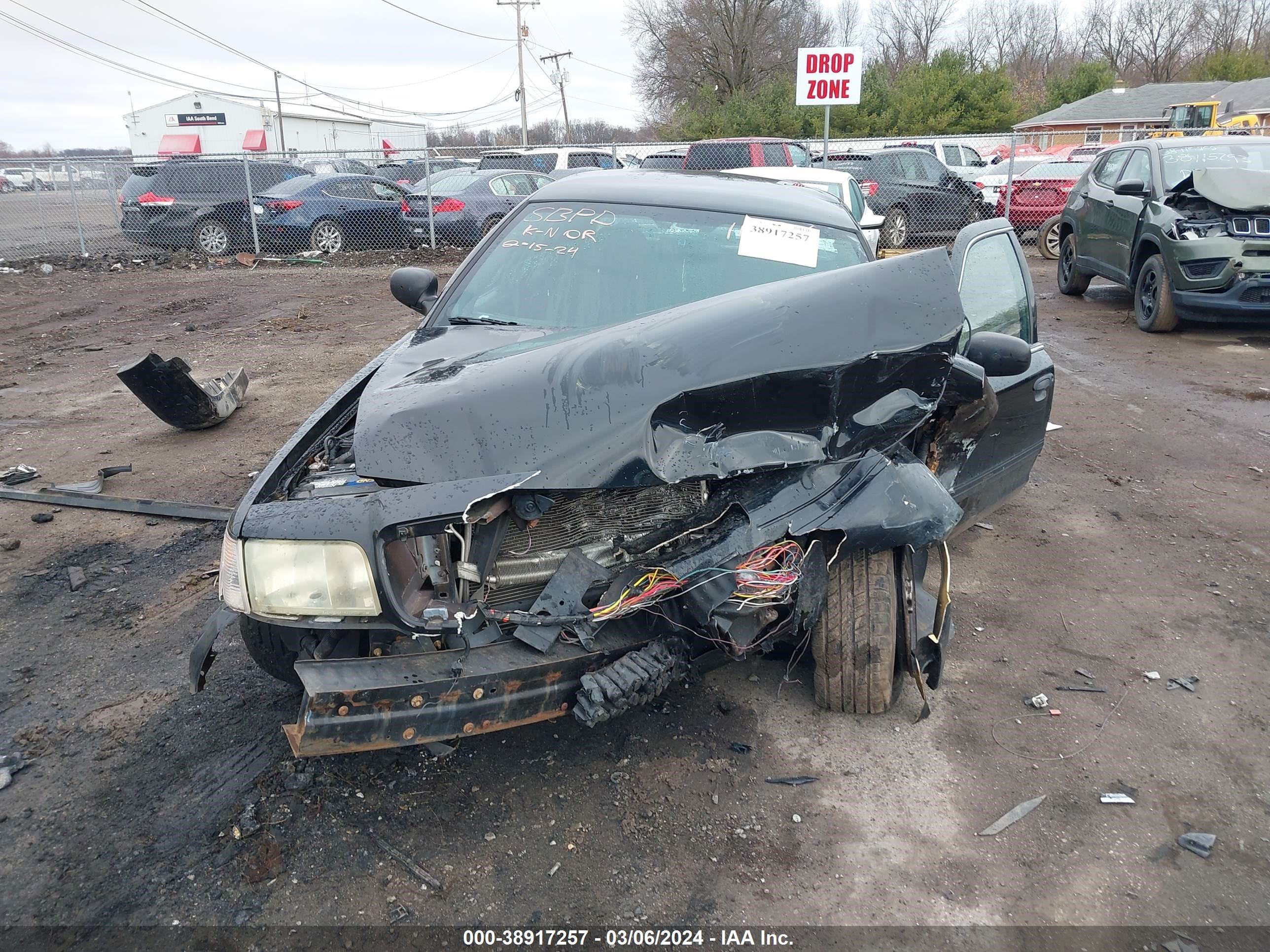 Photo 11 VIN: 2FAHP71VX9X143415 - FORD CROWN VICTORIA 