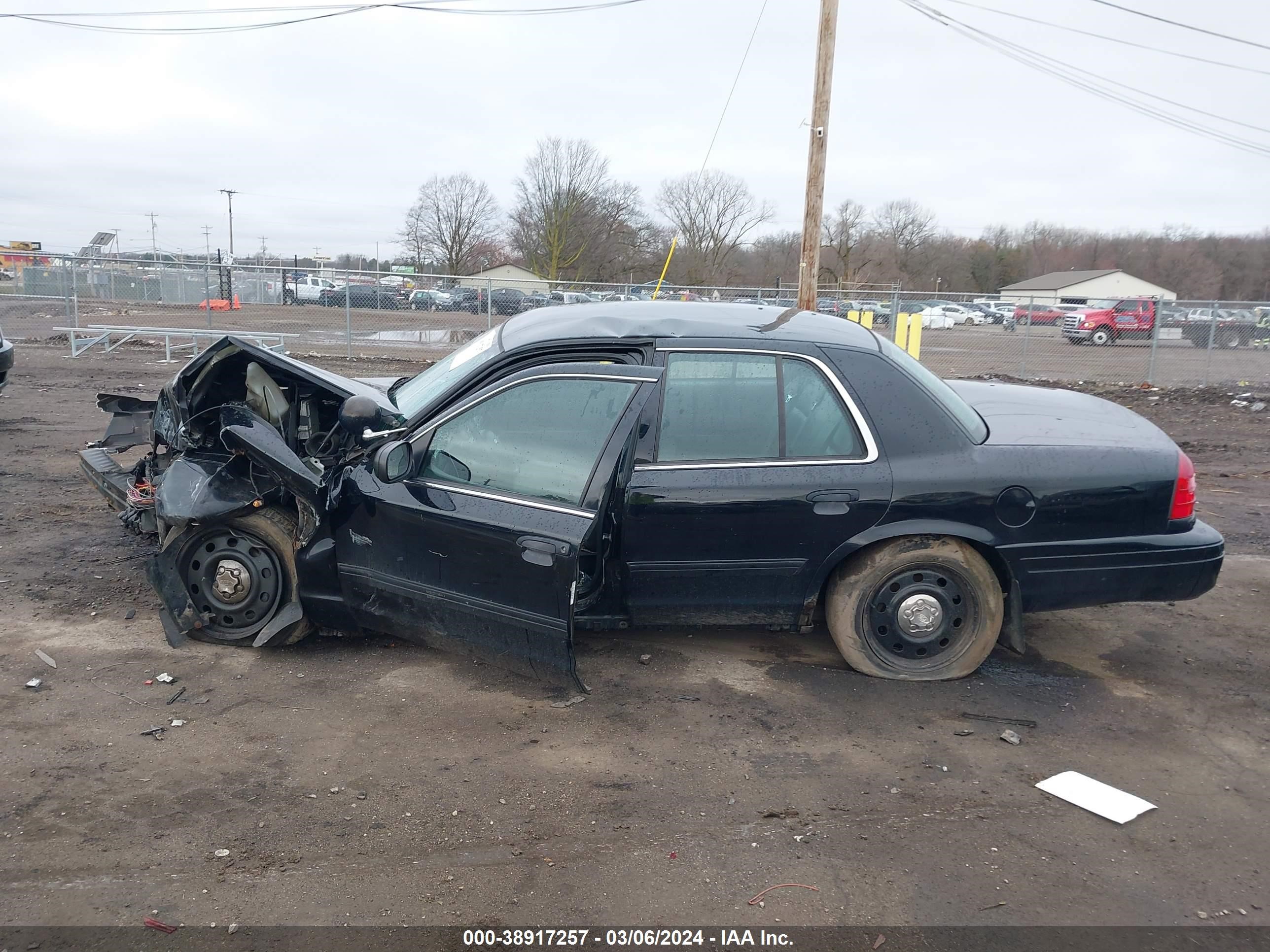 Photo 13 VIN: 2FAHP71VX9X143415 - FORD CROWN VICTORIA 