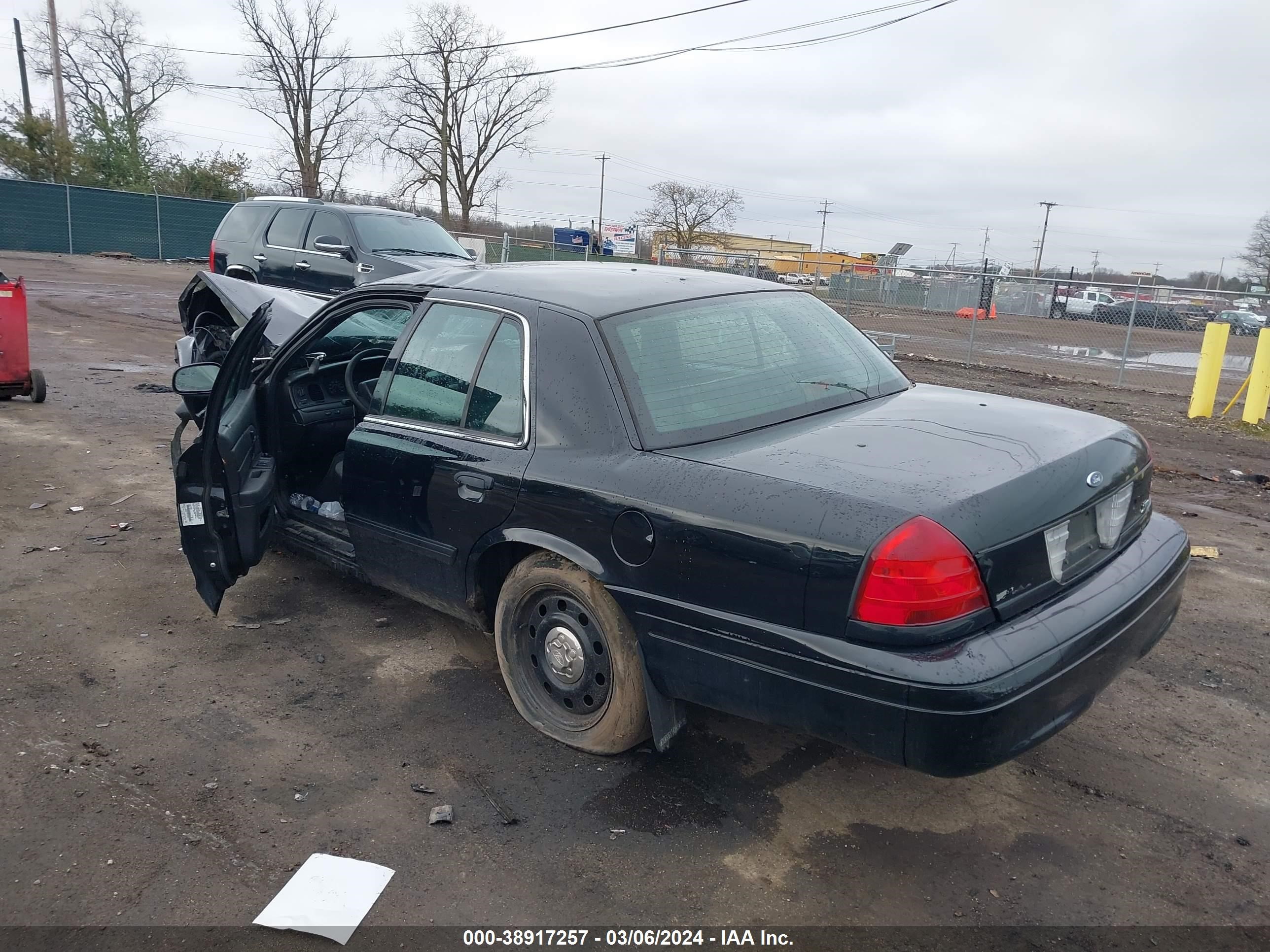 Photo 2 VIN: 2FAHP71VX9X143415 - FORD CROWN VICTORIA 