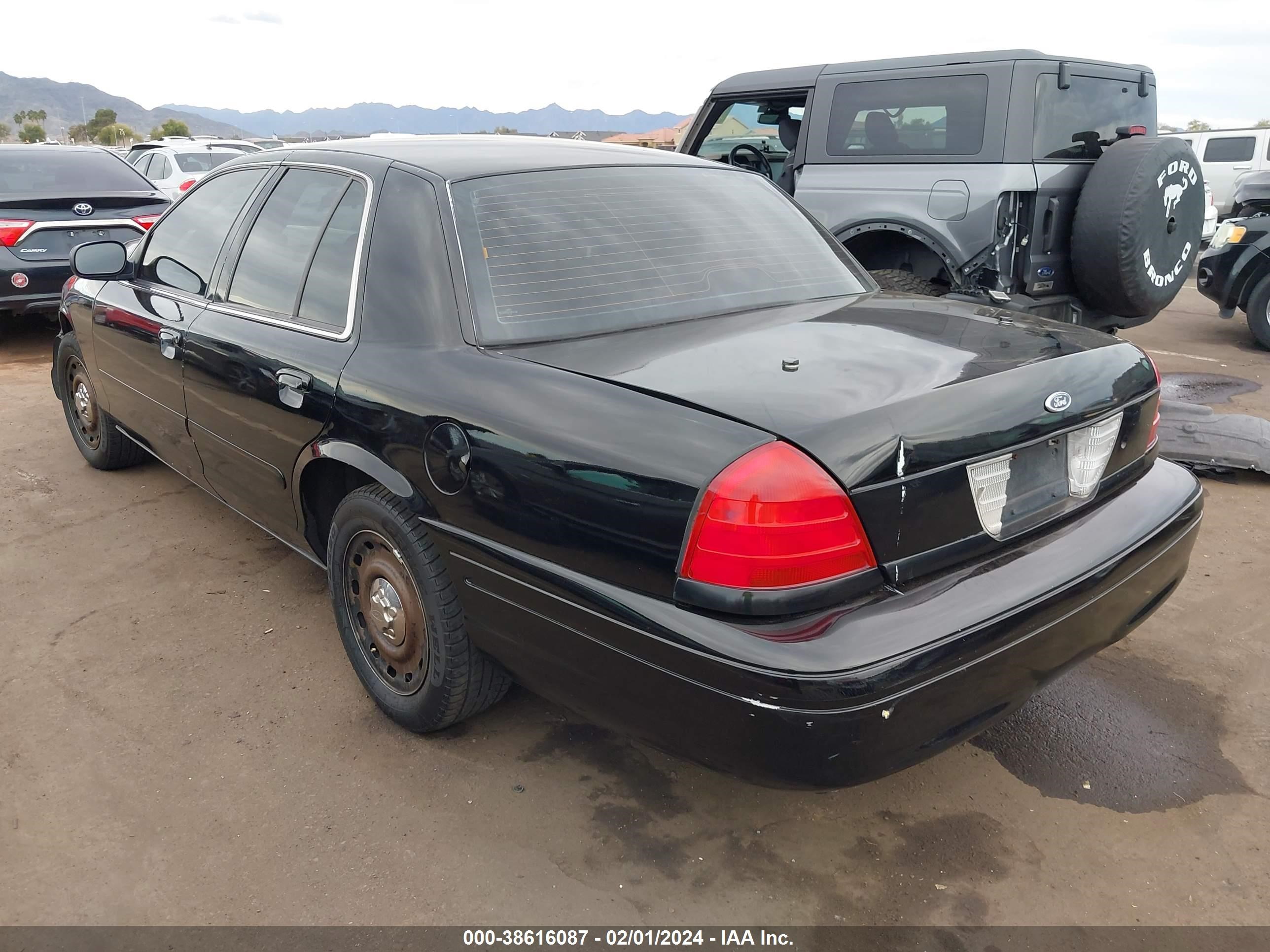 Photo 2 VIN: 2FAHP71W34X152121 - FORD CROWN VICTORIA 