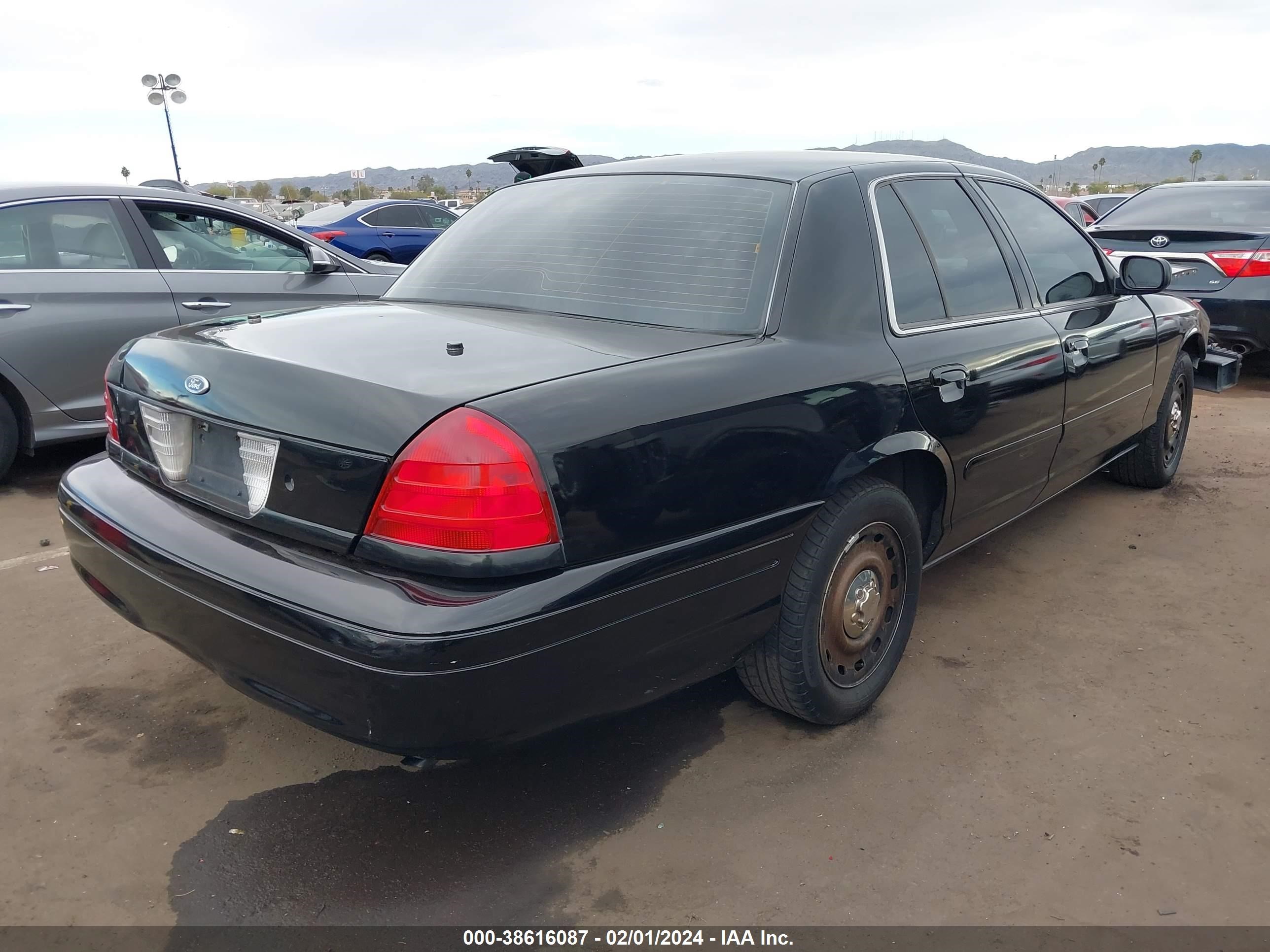 Photo 3 VIN: 2FAHP71W34X152121 - FORD CROWN VICTORIA 