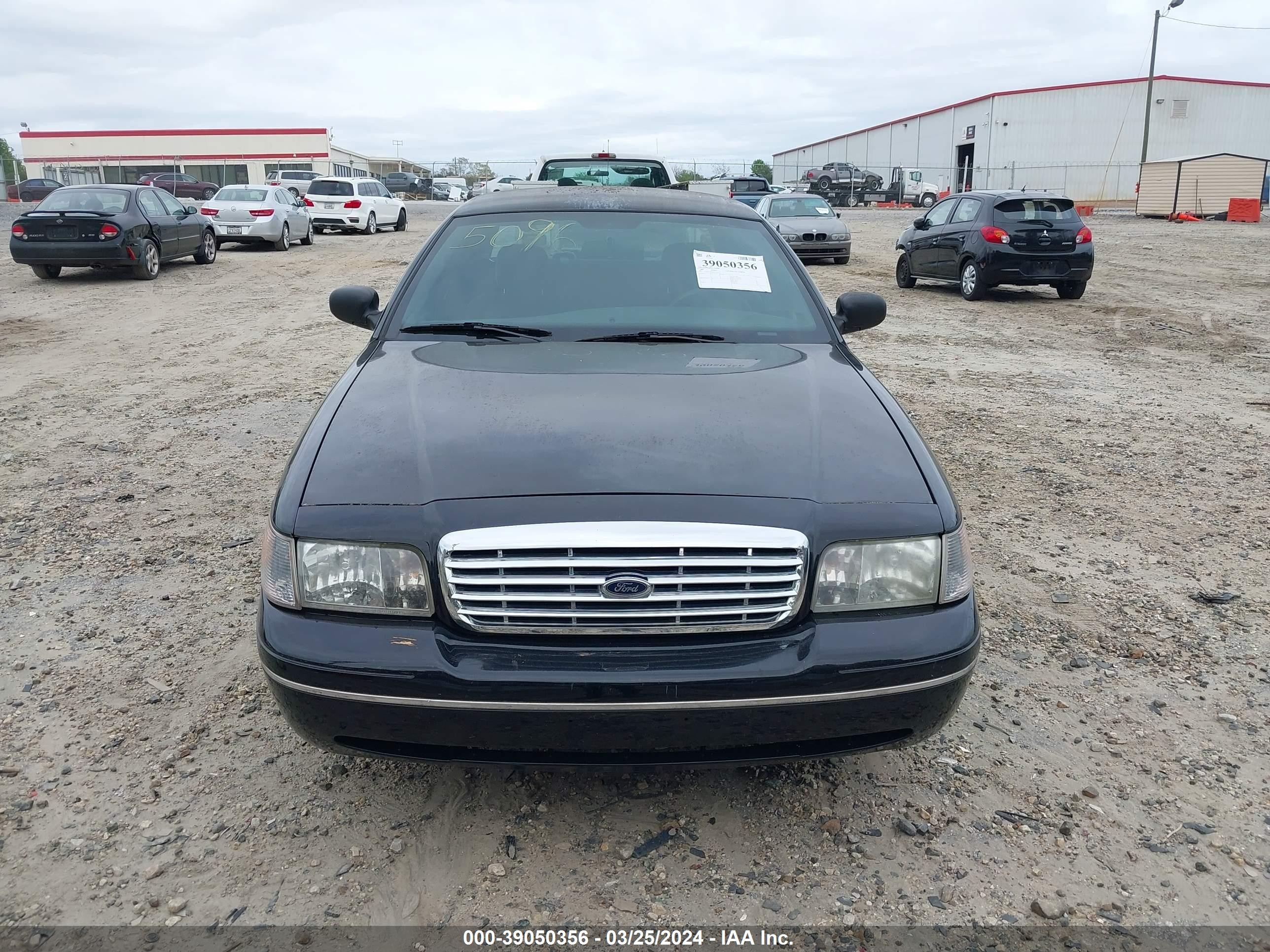 Photo 11 VIN: 2FAHP71W43X173512 - FORD CROWN VICTORIA 