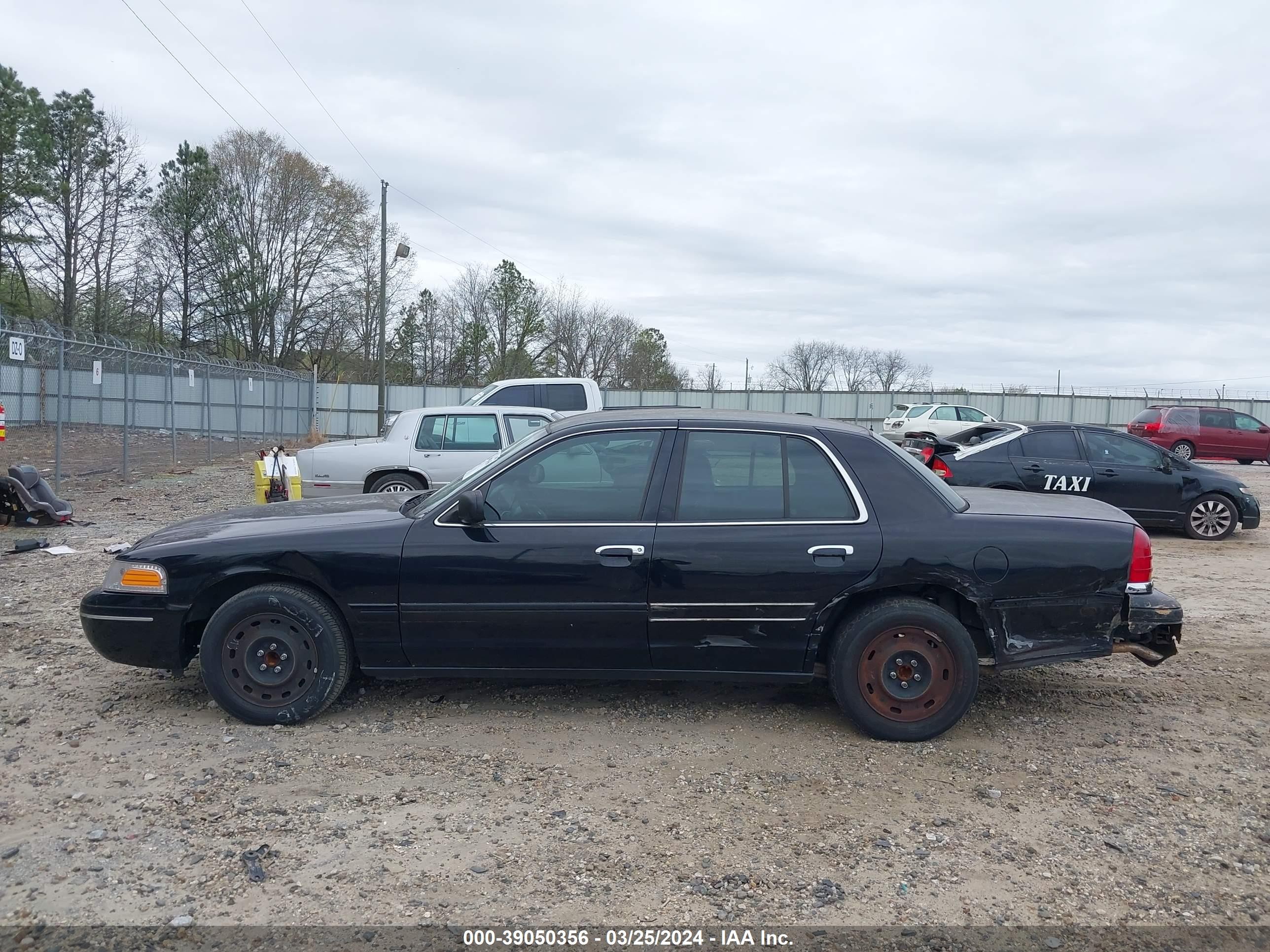 Photo 13 VIN: 2FAHP71W43X173512 - FORD CROWN VICTORIA 