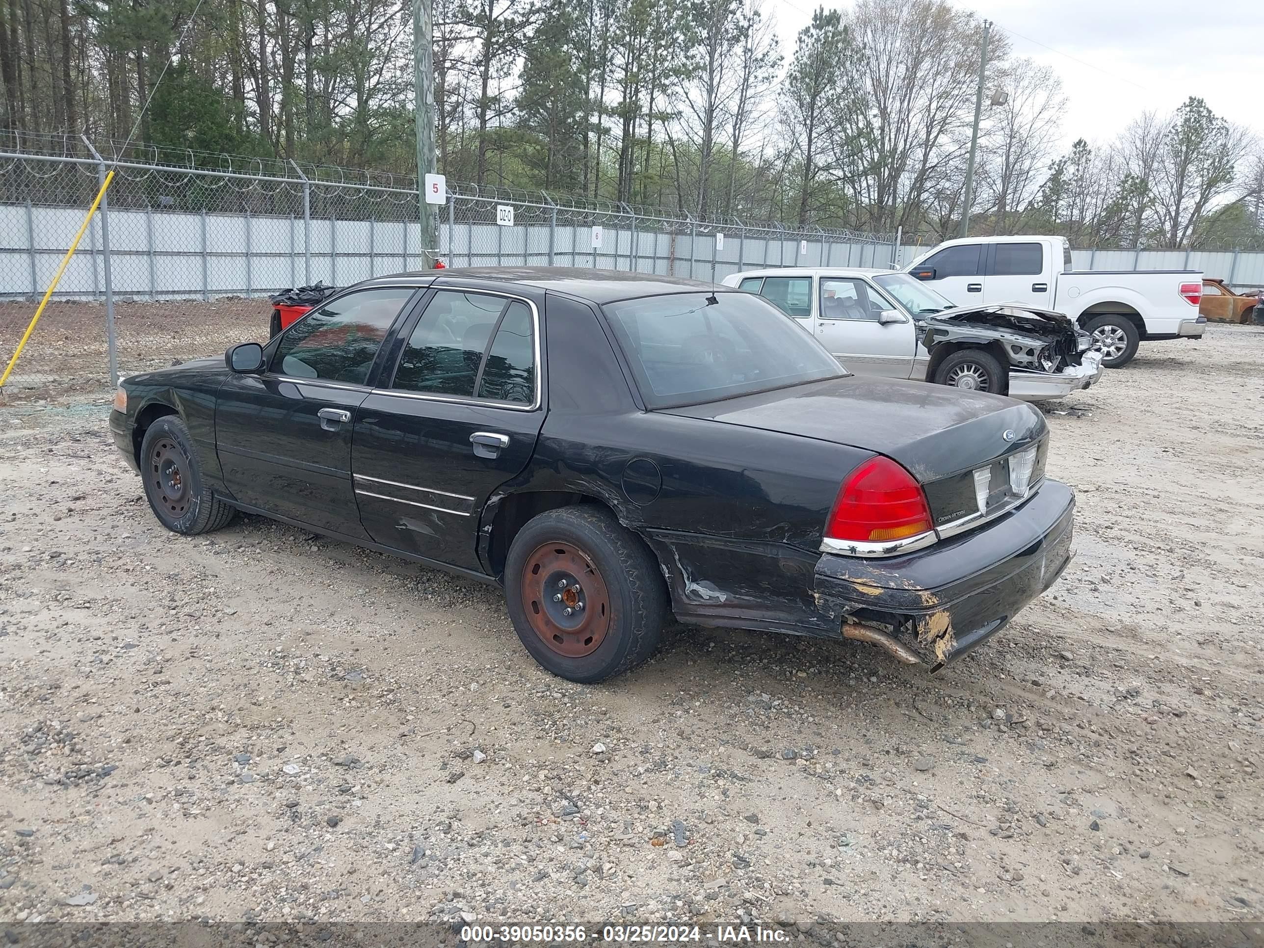 Photo 2 VIN: 2FAHP71W43X173512 - FORD CROWN VICTORIA 