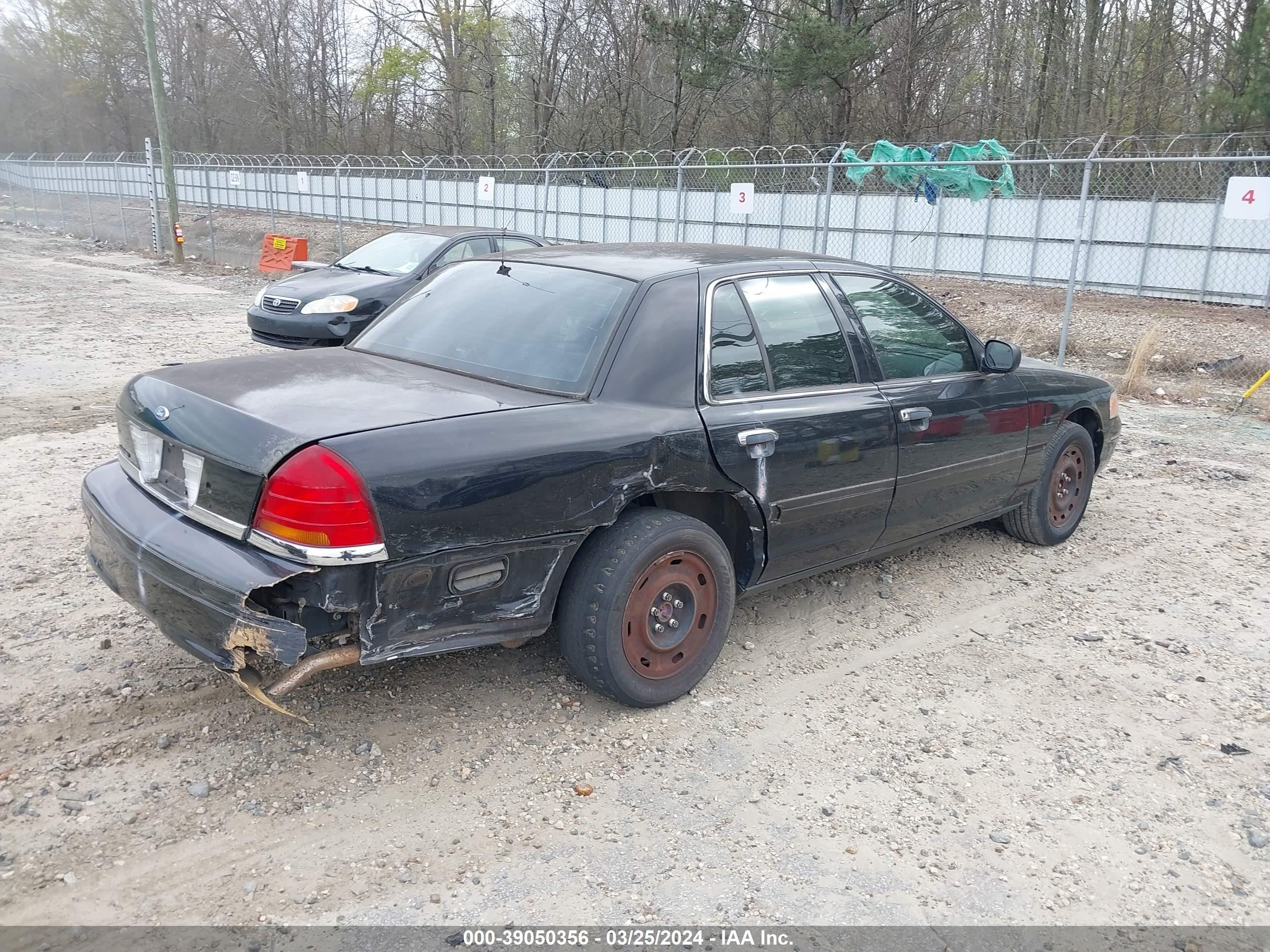 Photo 3 VIN: 2FAHP71W43X173512 - FORD CROWN VICTORIA 