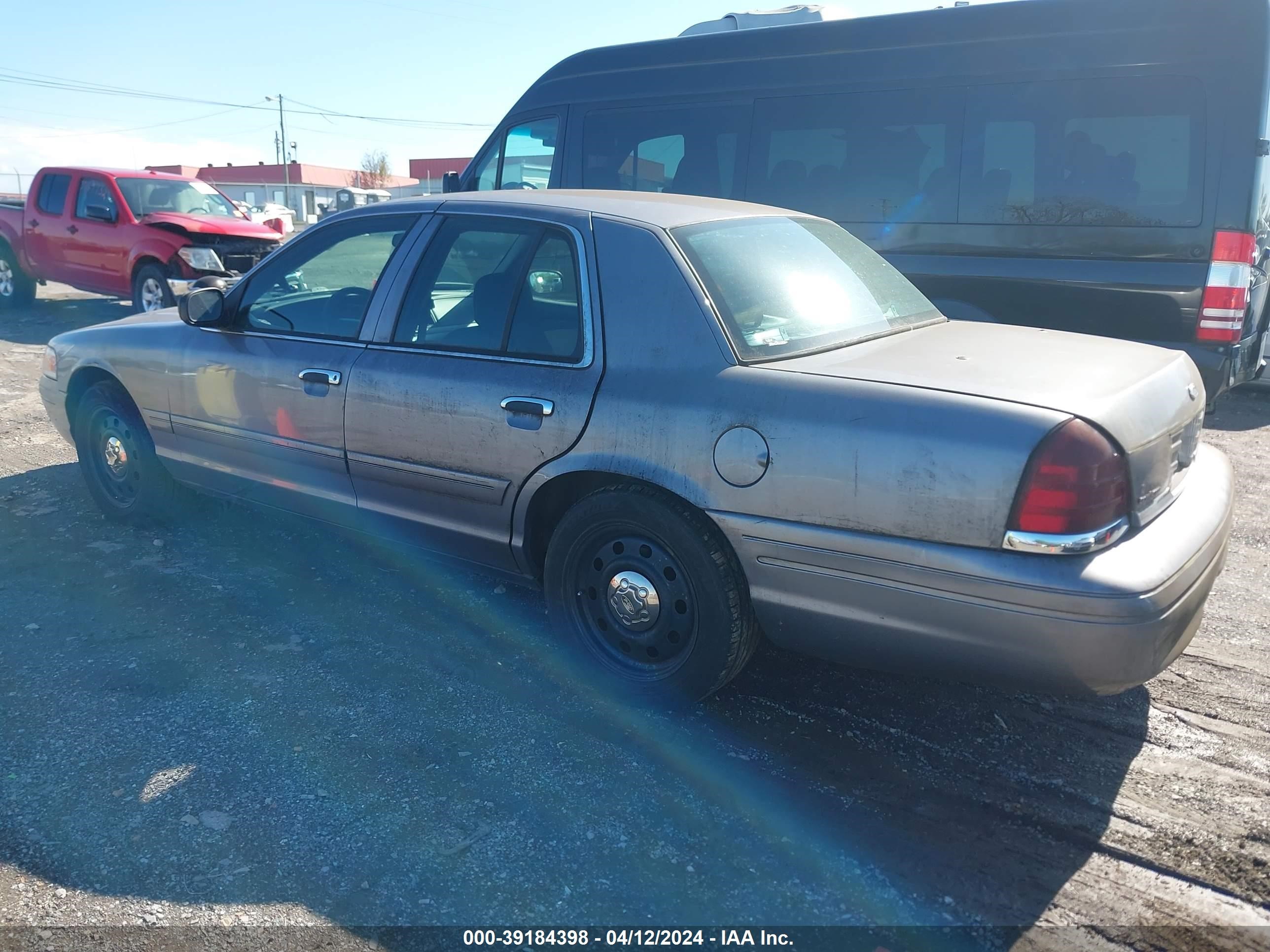 Photo 2 VIN: 2FAHP71W66X149149 - FORD CROWN VICTORIA 